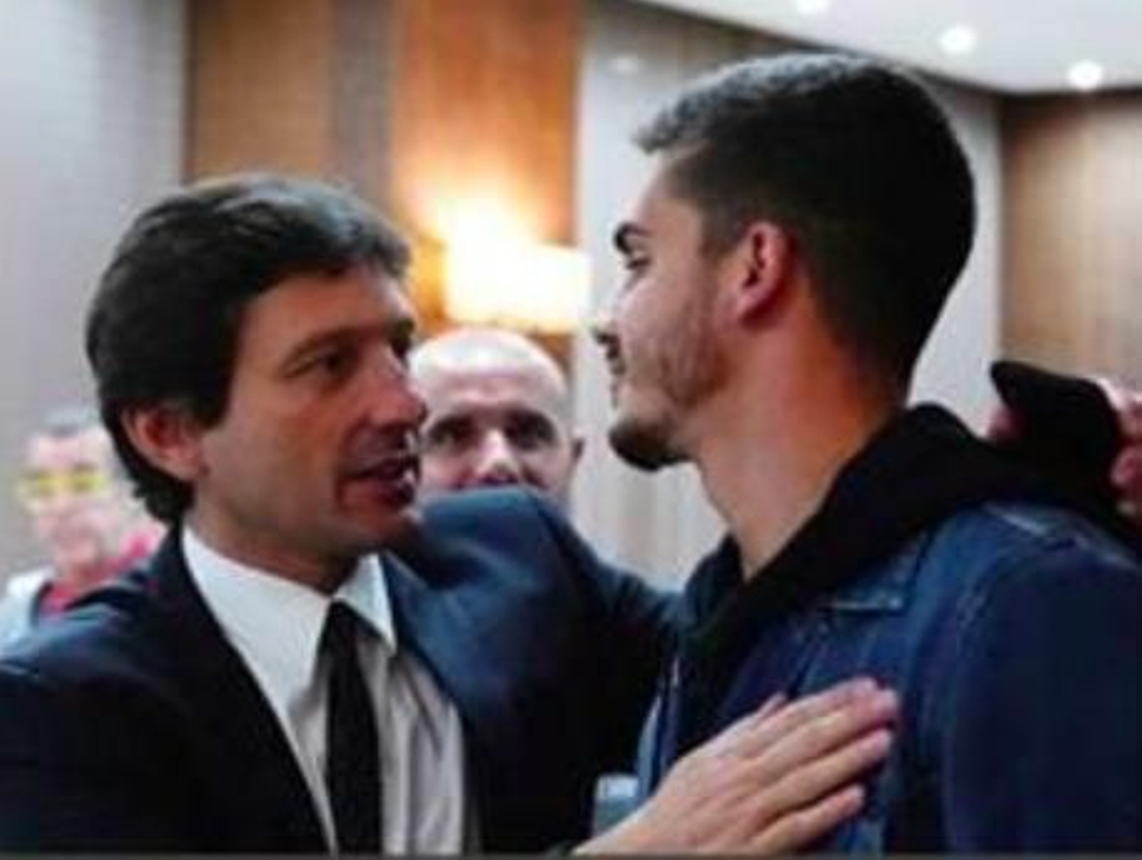 Andre Silva visitó la concentración del Milan en Sevilla y saludó al director deportivo, Leonardo.