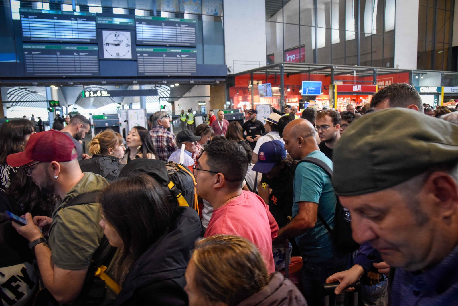 Caos en Santa Justa el día después del apagón