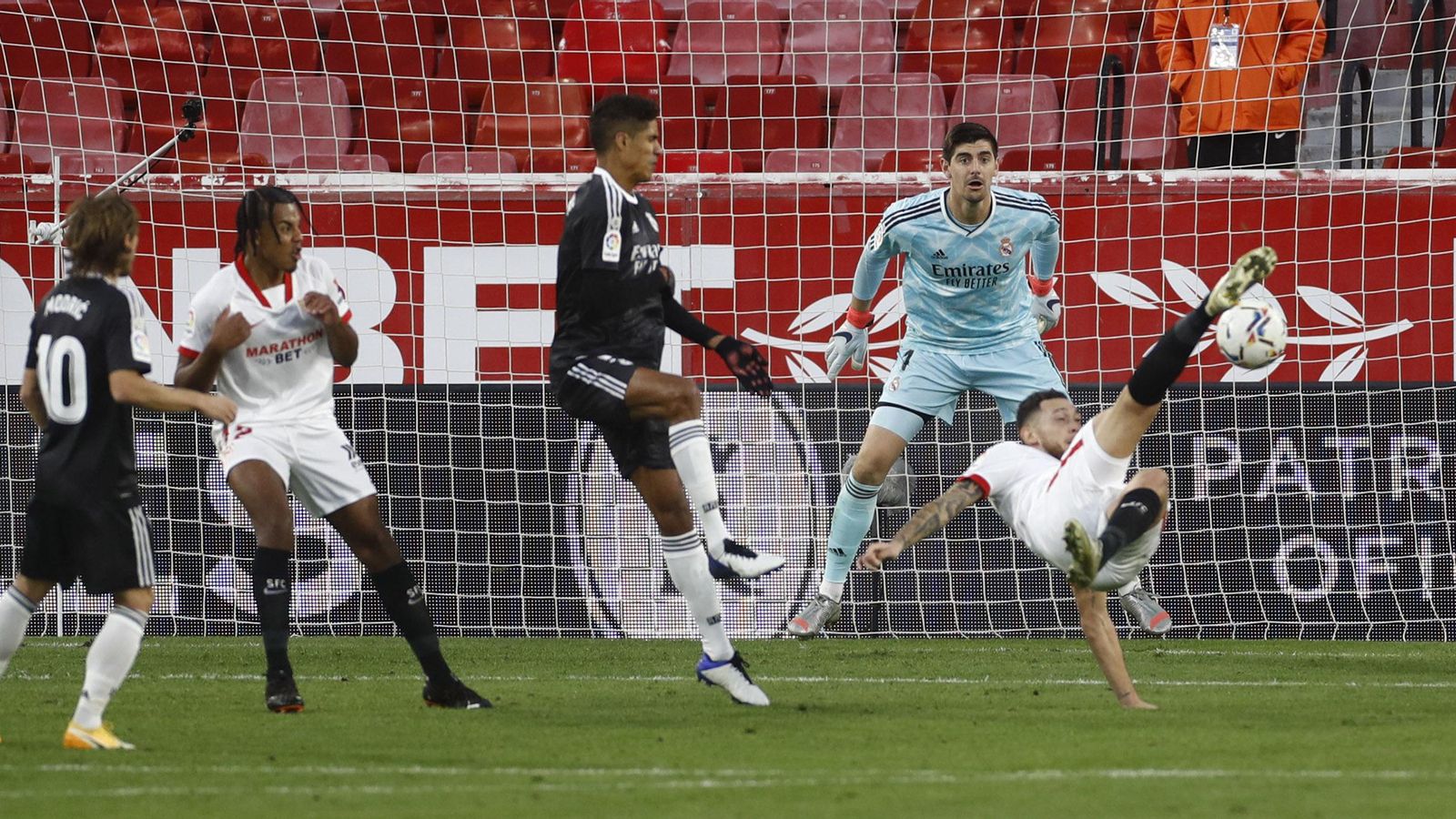 Ocampos golpea de chilena sin llegar a sorprender a Courtois.