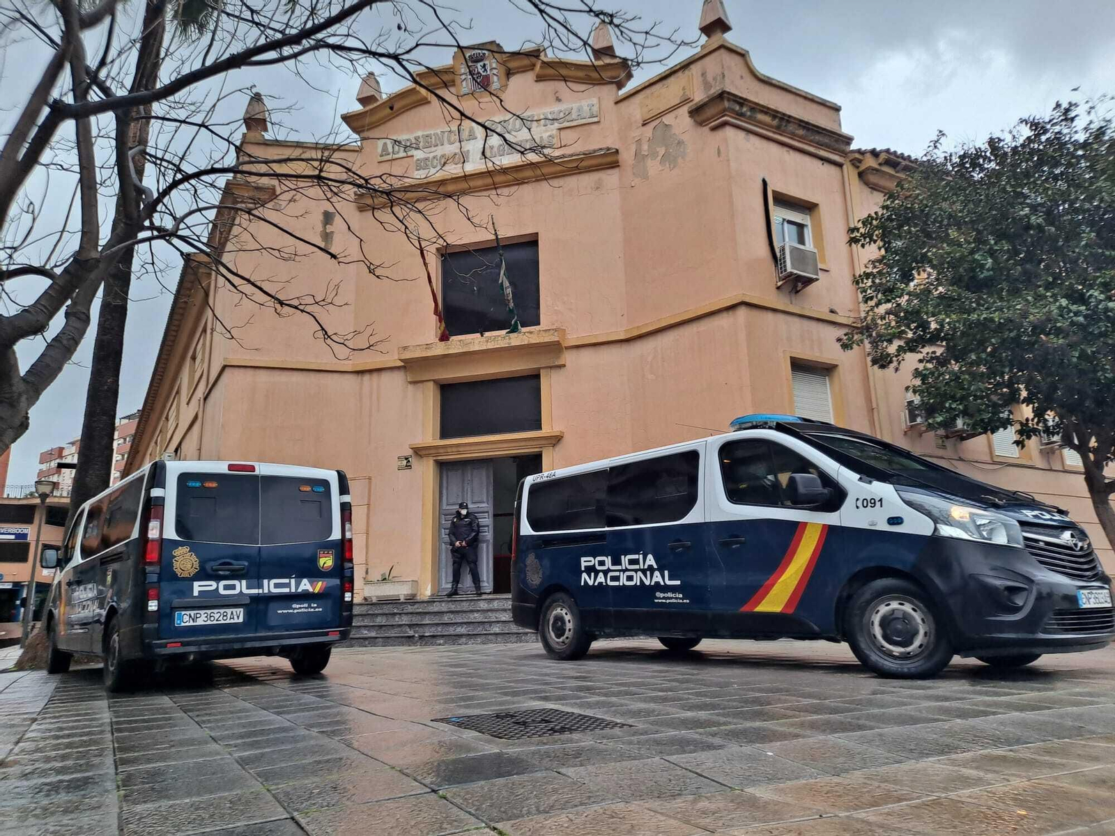 Despliegue policial en la Audiencia Provincial, este lunes.