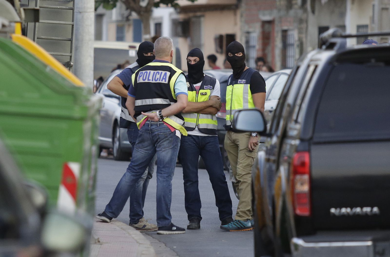 Policías nacionales, en una operación en Dos Hermanas.