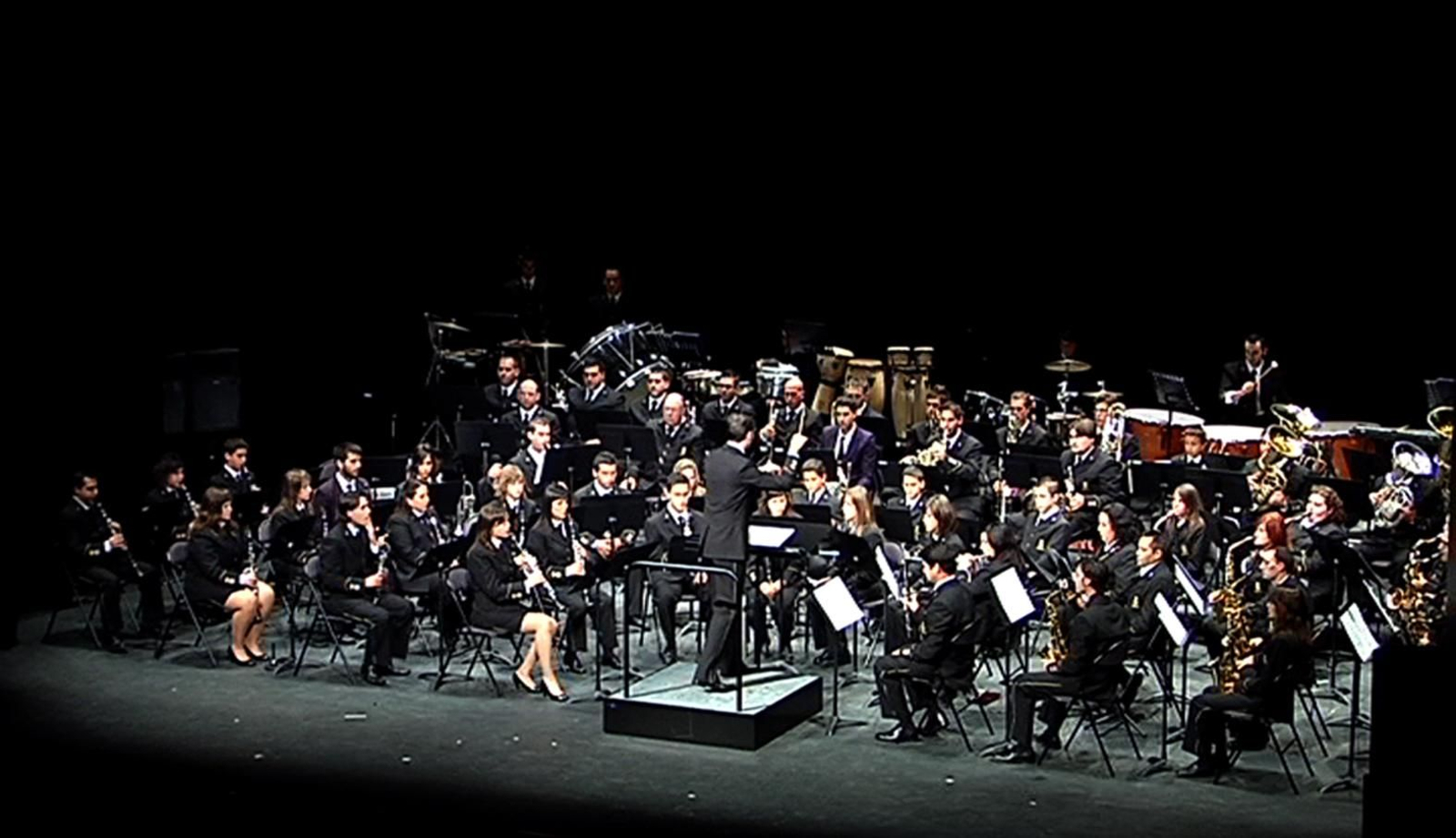 La banda de música Maestro Dueñas, en el teatro Pedro Muñoz Seca.