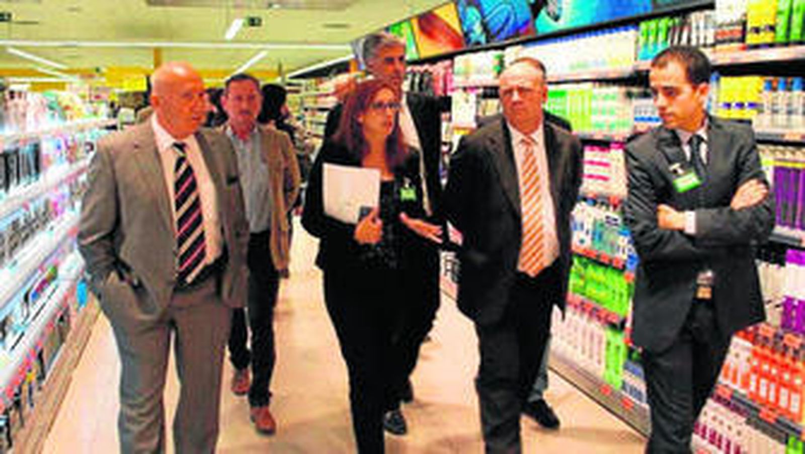 La directora de Relaciones Externas de Almería y Granada de Mercadona, Concepción Parra, con el alcalde de Adra.