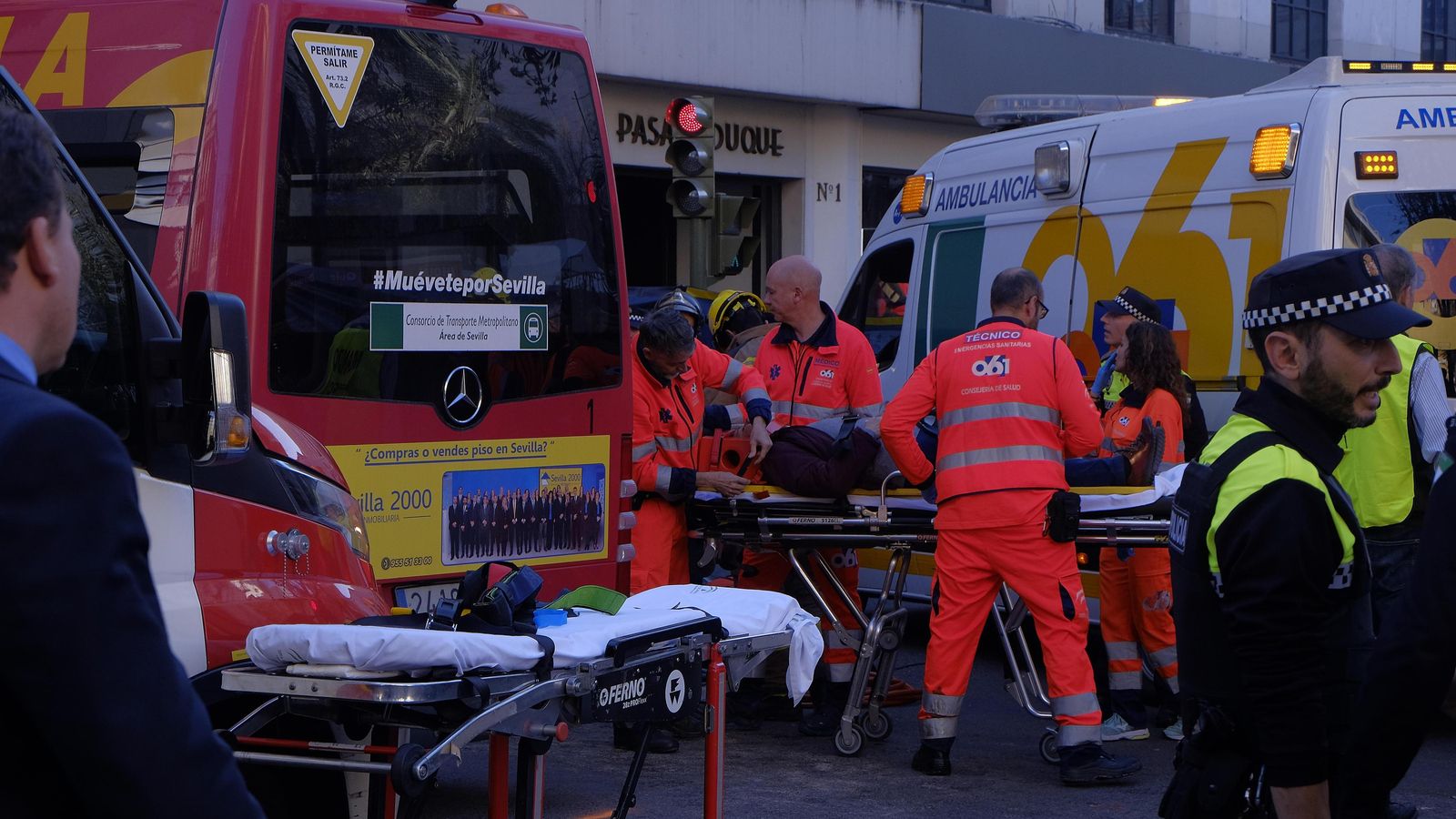 Los servicios de emergencia atienden a los heridos en el accidente del microbús de Tussam en la Campana.