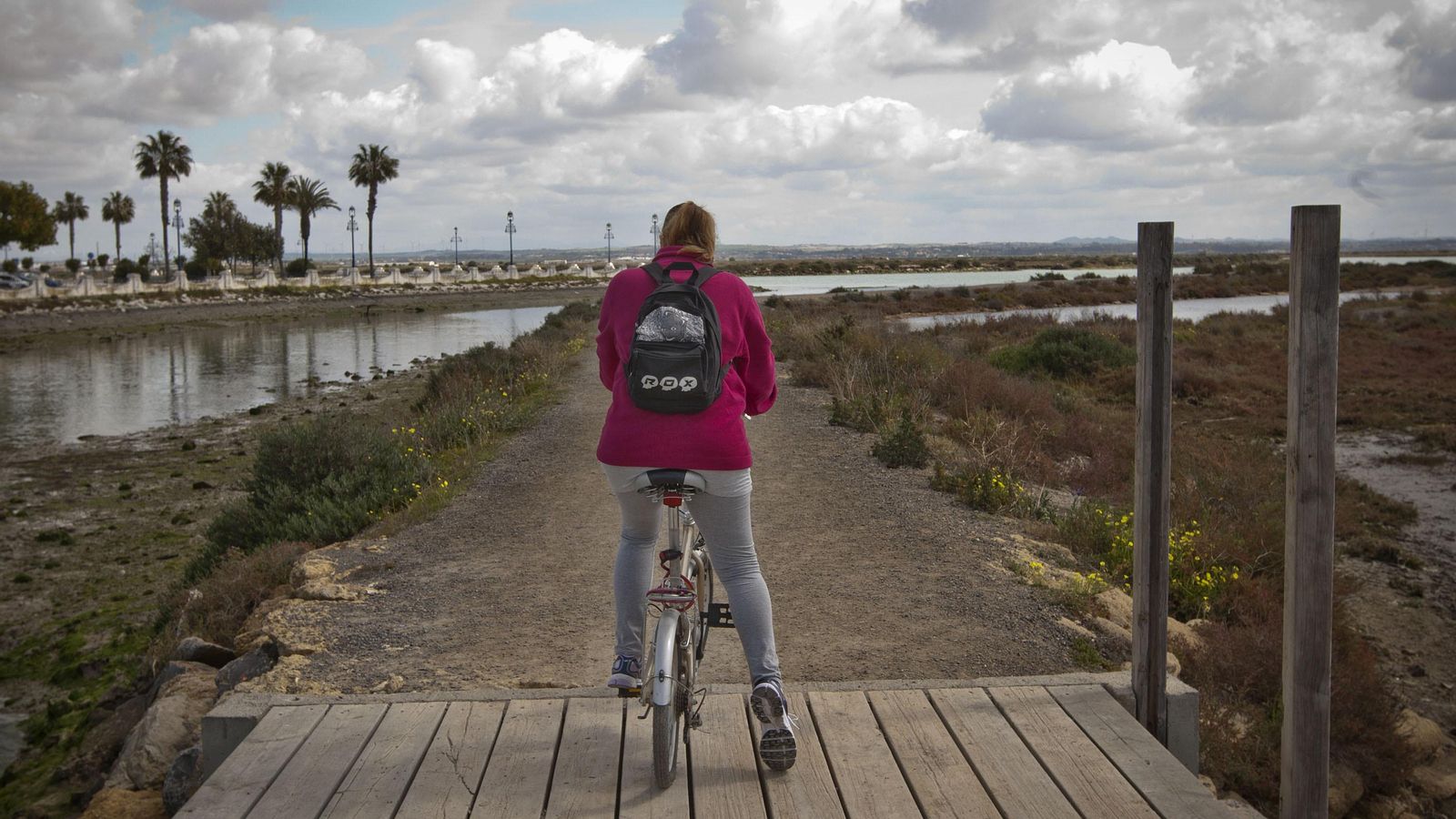 Un ciclista en el sendero del Carrascón.