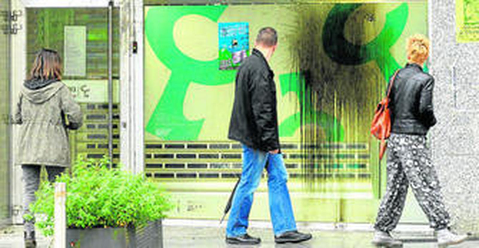 Una de las sucursales bancarias atacadas la pasada madrugada en Vizcaya.