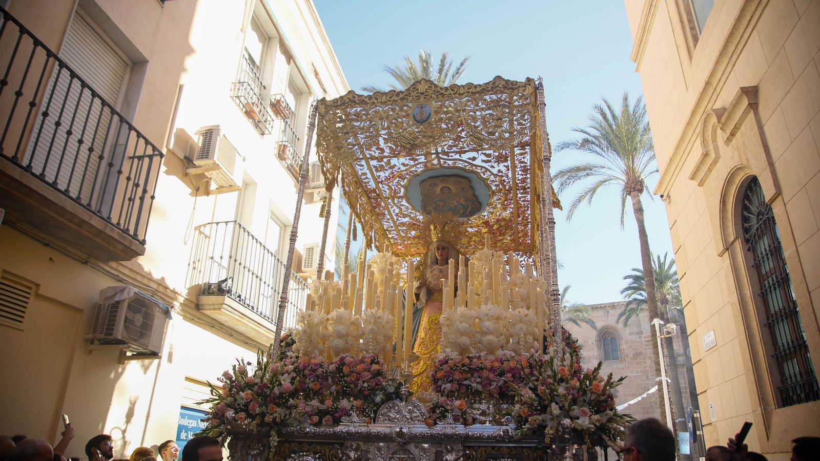 Vea la salida de la Hermandad de Los Ángeles de la Catedral de Almería