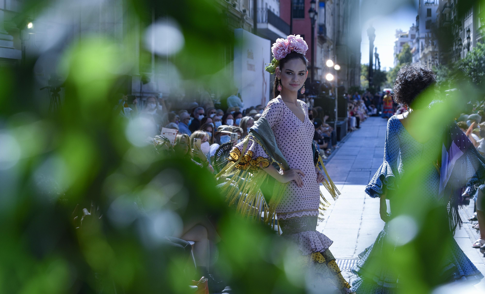 El desfile de moda flamenca de la Avenida de la Constitución, en imágenes