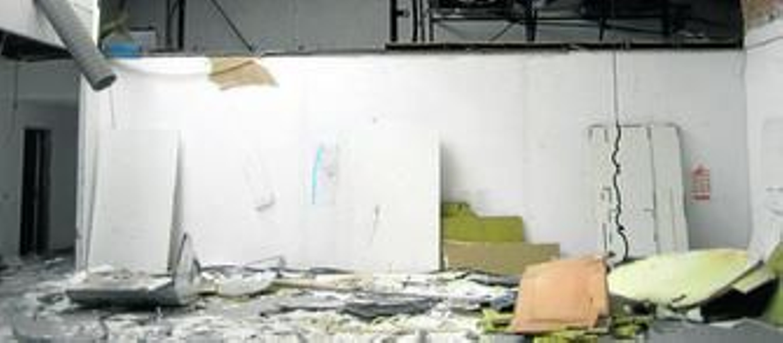 Estado ruinoso en el que el Ayuntamiento entregó a la constructora la antigua comisaría de la Cartuja.