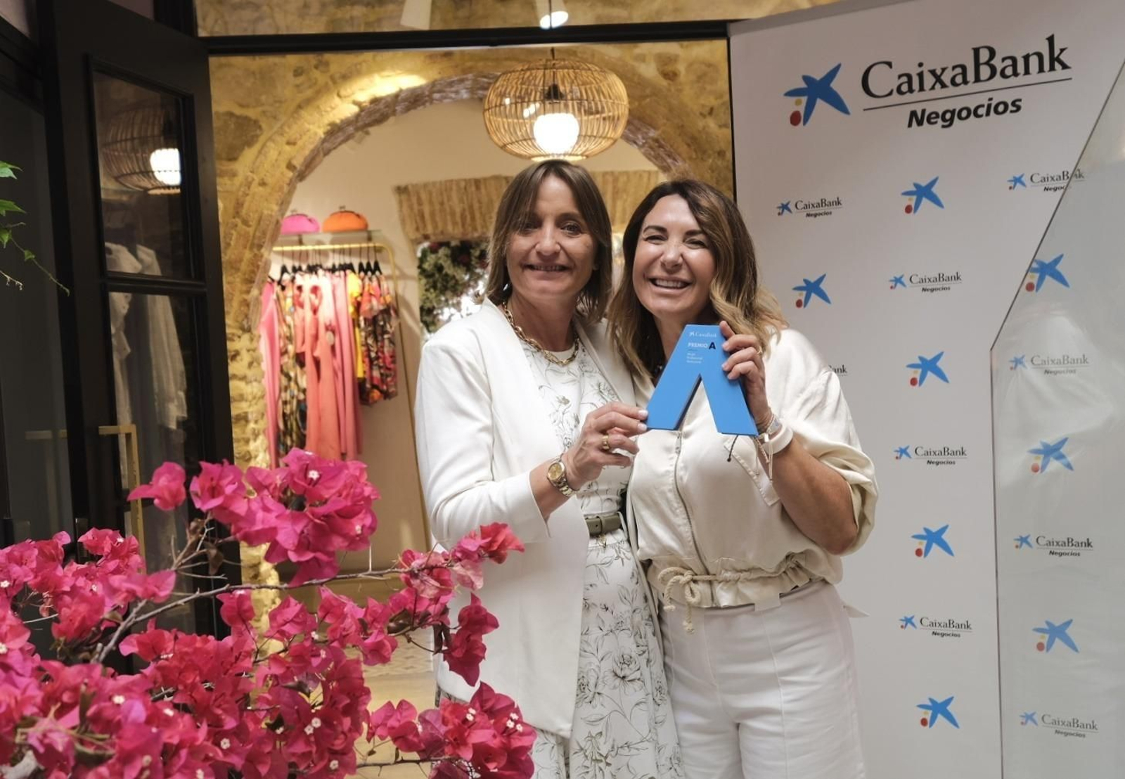 María Jesús Catalá (izquierda) entrega el galardón a Milagros Cabral. María Jesús Catalá (izquierda) entrega el galardón a Milagros Cabral.