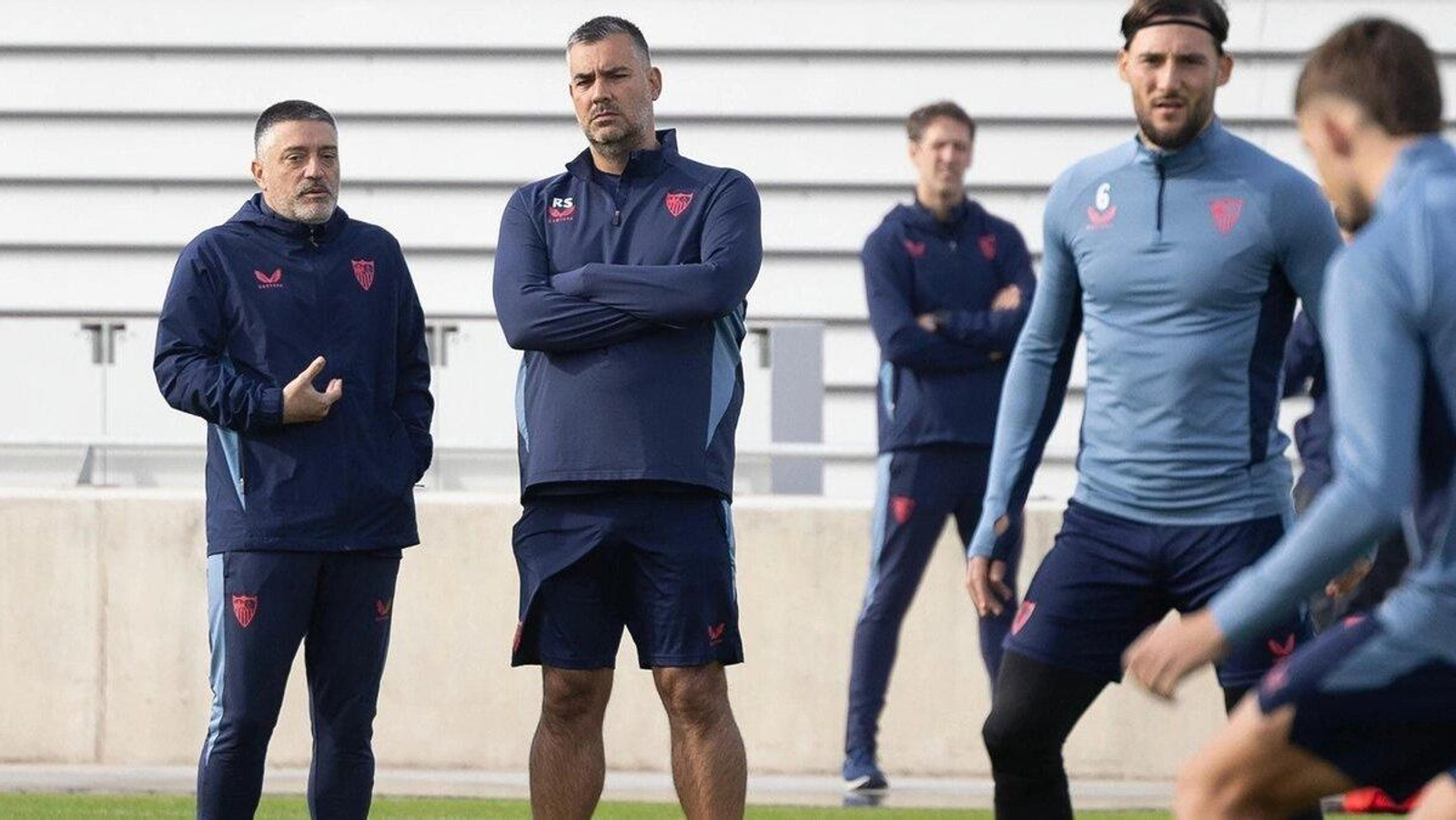 Garcia Pimienta conversa con un miembro de su cuerpo técnico durante una sesión de entrenamiento.