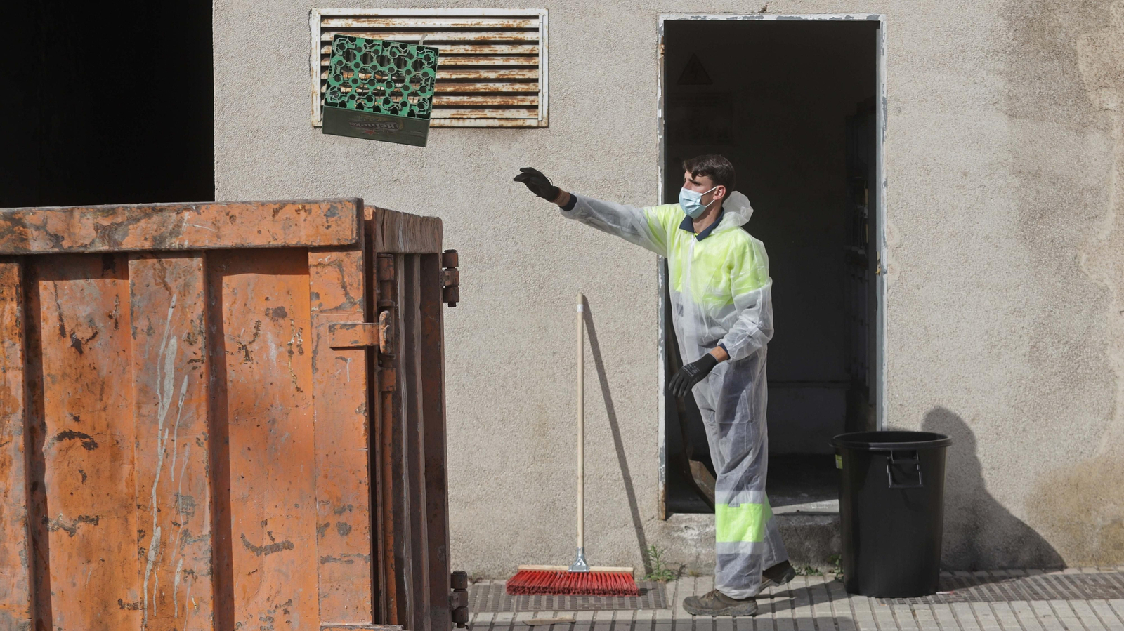 Fotos de las tareas de limpieza del edificio okupa en El Secano