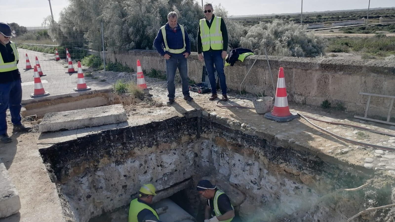Trabajos de reparación de las fugas de agua del Puente Zuazo en San Fernando.