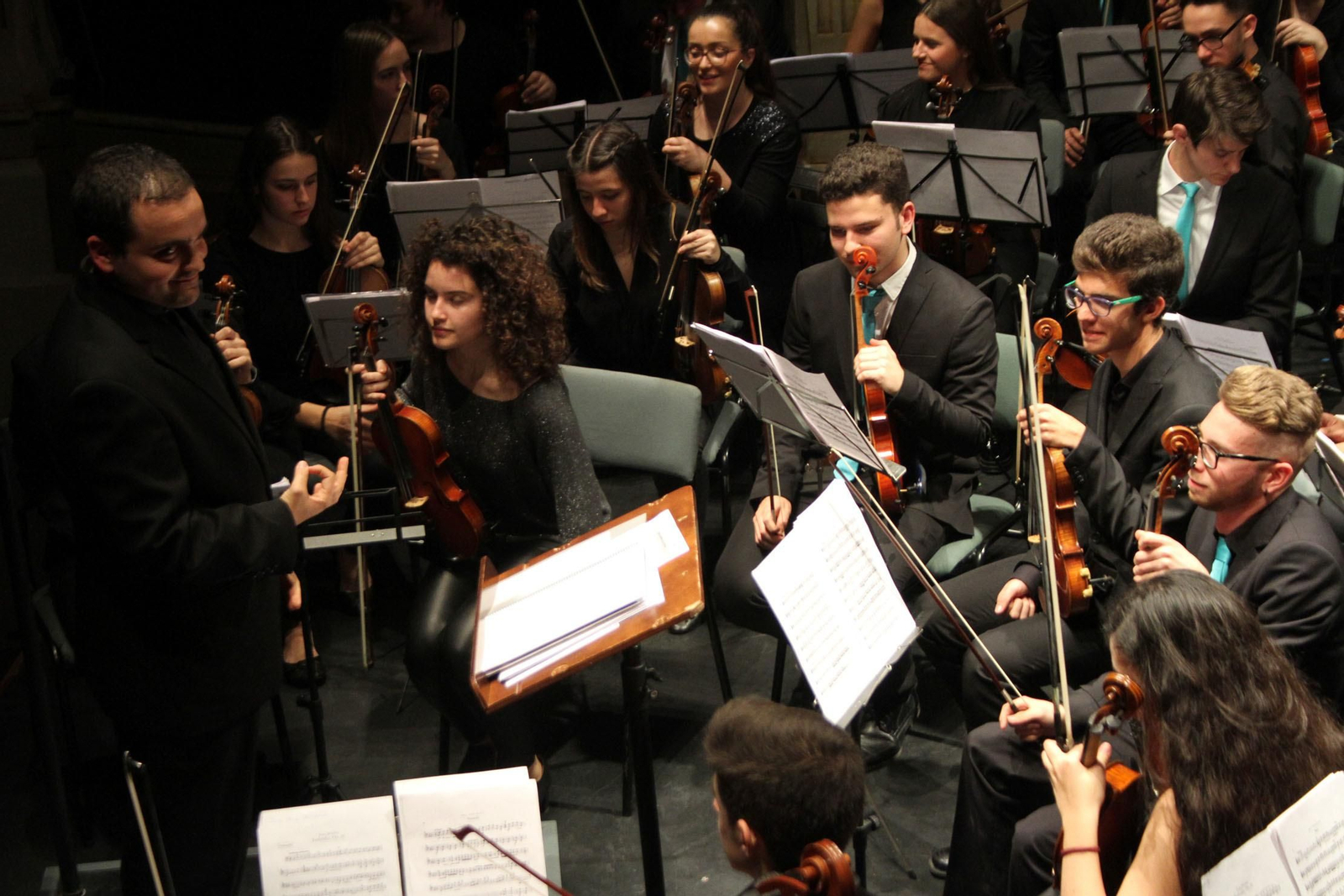 La Asociación de Industrias Químicas, Básicas y Energéticas de Huelva (Aiqbe) organiza un concierto que corre a cargo de la Orquesta Sinfónica del Conservatorio Profesional de Música de Huelva 'Javier Perianes'