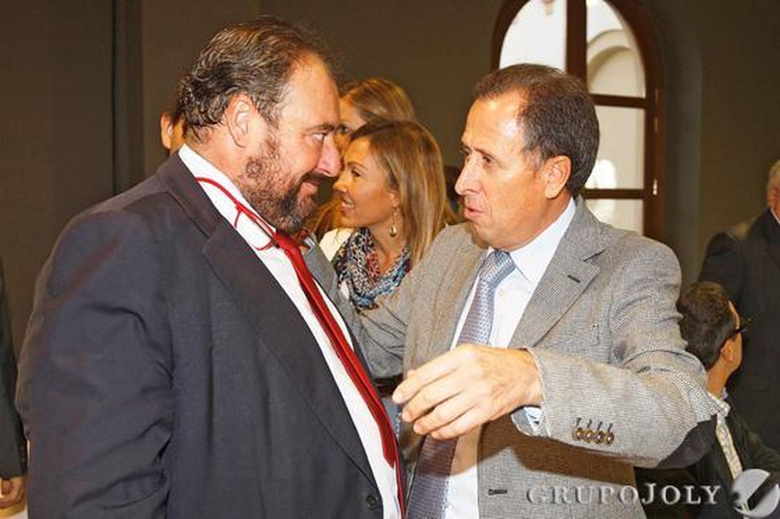El director general del Grupo Joly, Tomás Valiente, conversa con el alcalde de Chiclana, José María Román, ayer en el Palacio de Congresos.

Foto: Joaquin Pino