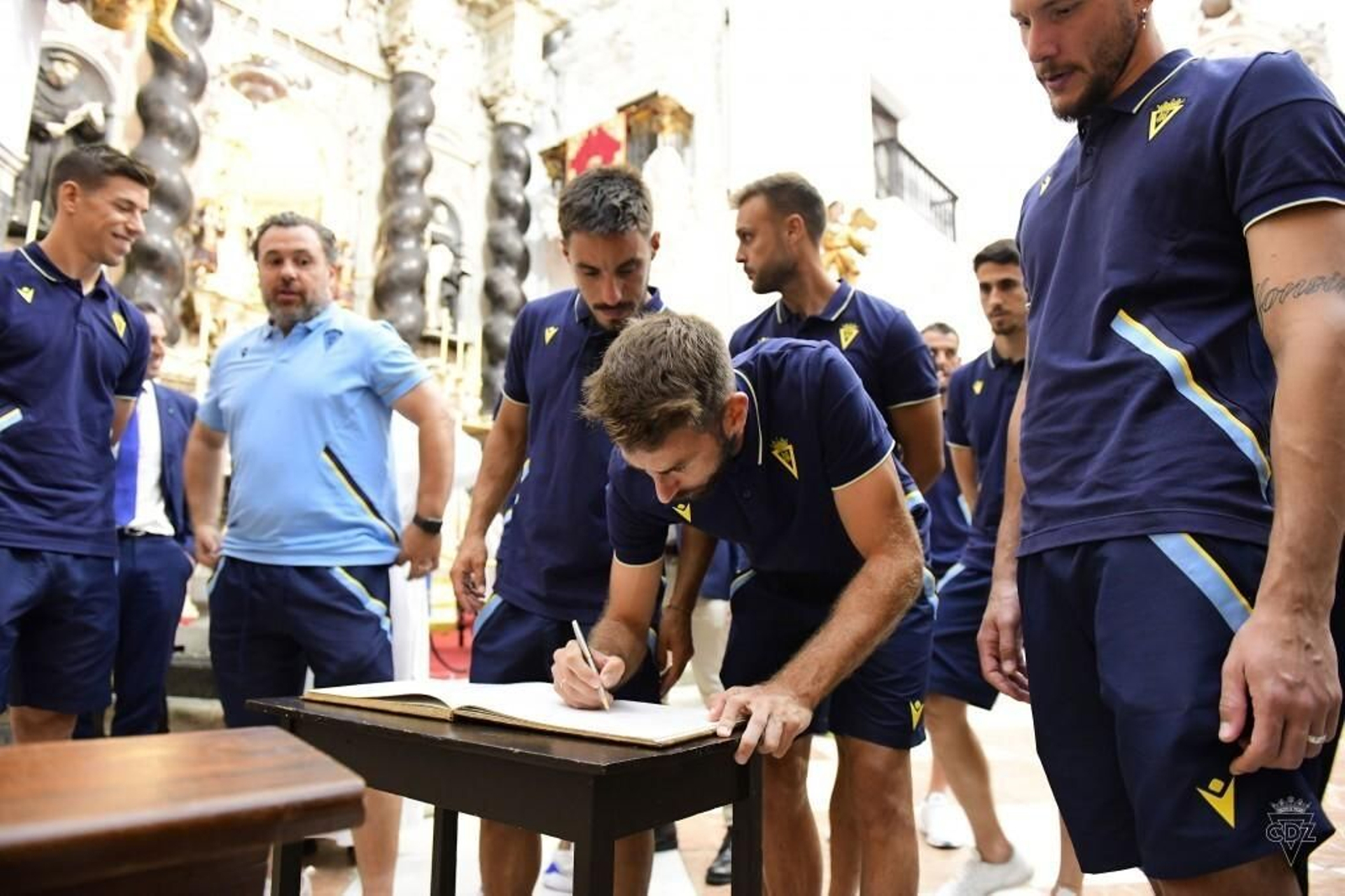 Las imágenes dela visita del Cádiz C.F. a la Patrona y el Nazareno