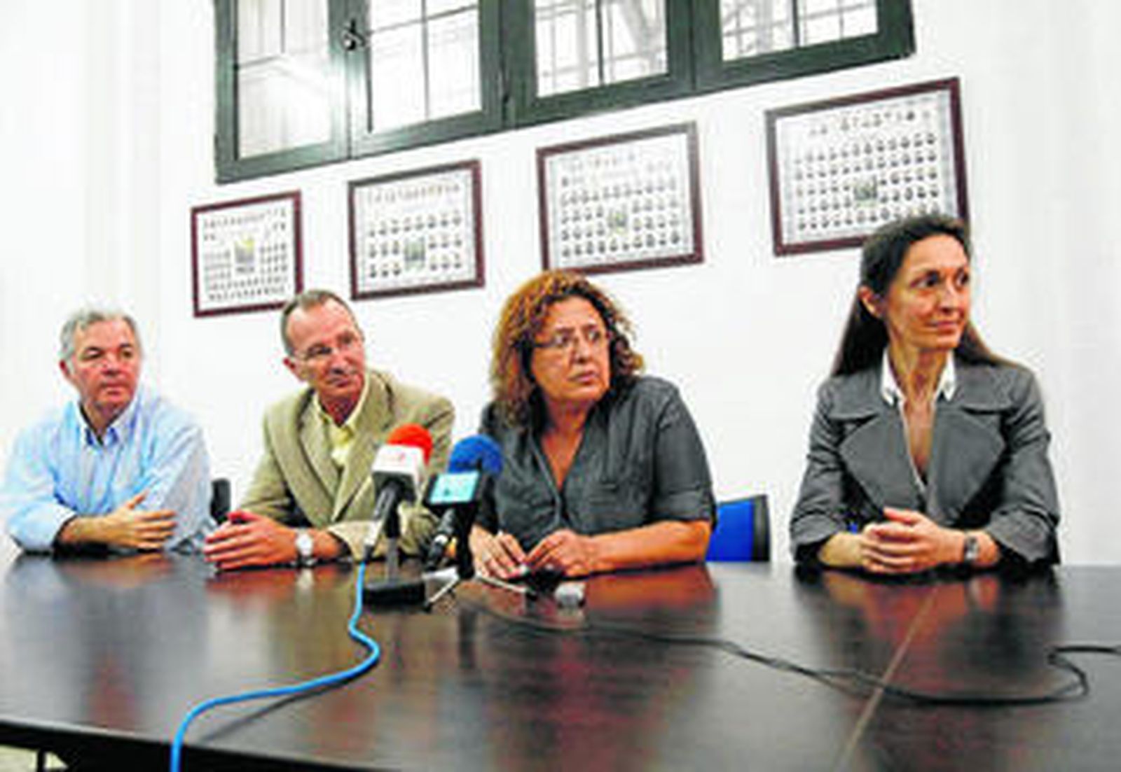 Blanca Alcántara, con el director del IES Santo Domingo y dos inspectores de la Delegación.