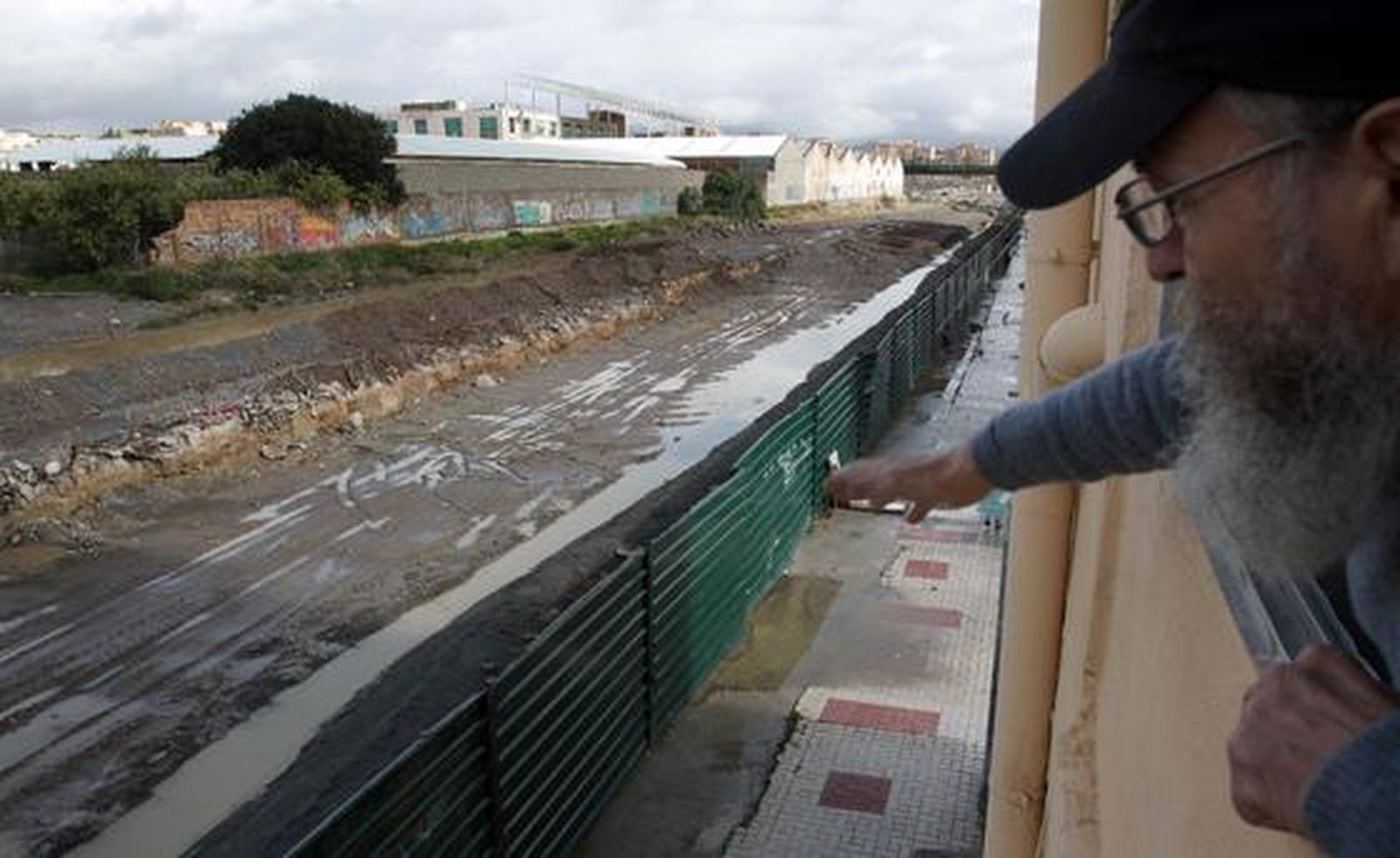 Un vecino de la barriada de Dos Hermanas muestra el estado de las obras de soterramiento de las vías del tren.

Foto: Migue Fernández, Sergio Camacho, Agencias