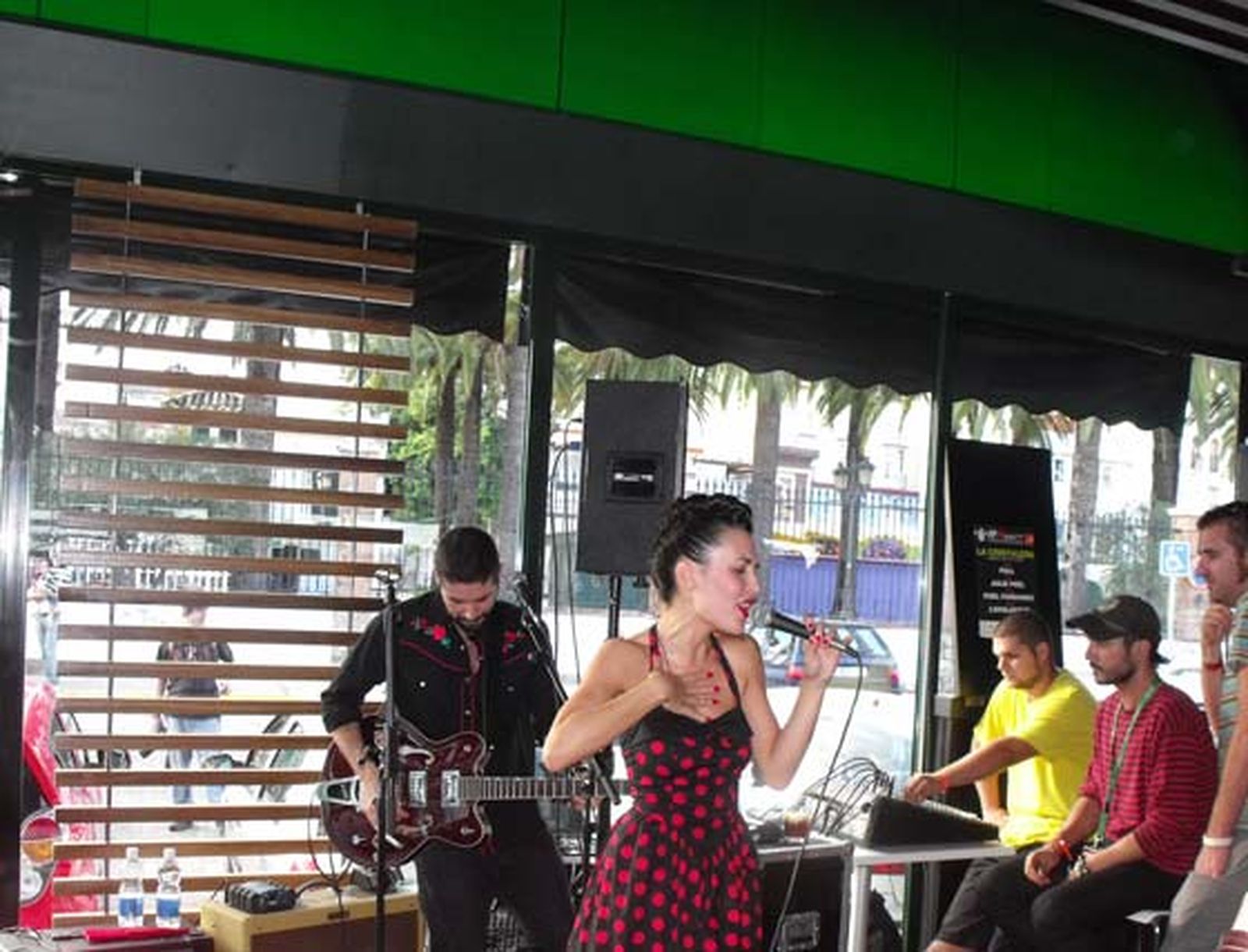 Diversos espacios de El Puerto acogen conciertos de grupos de música independiente durante las tardes del Monkey Week. 

Foto: E.G.A.