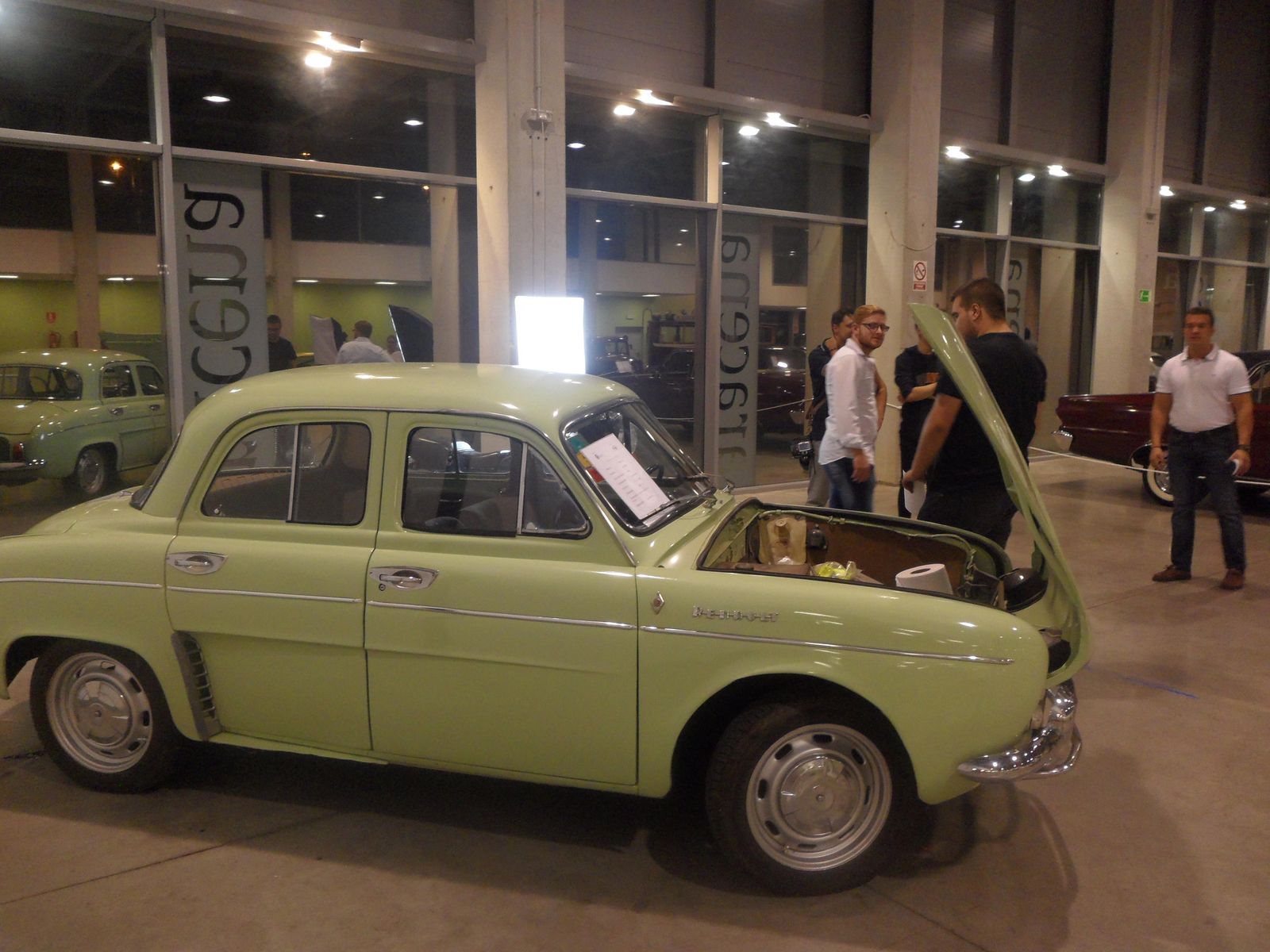 Selección de vehículos y motos clásicas, con al menos 25 años de antigüedad, que formaron parte de la muestra.