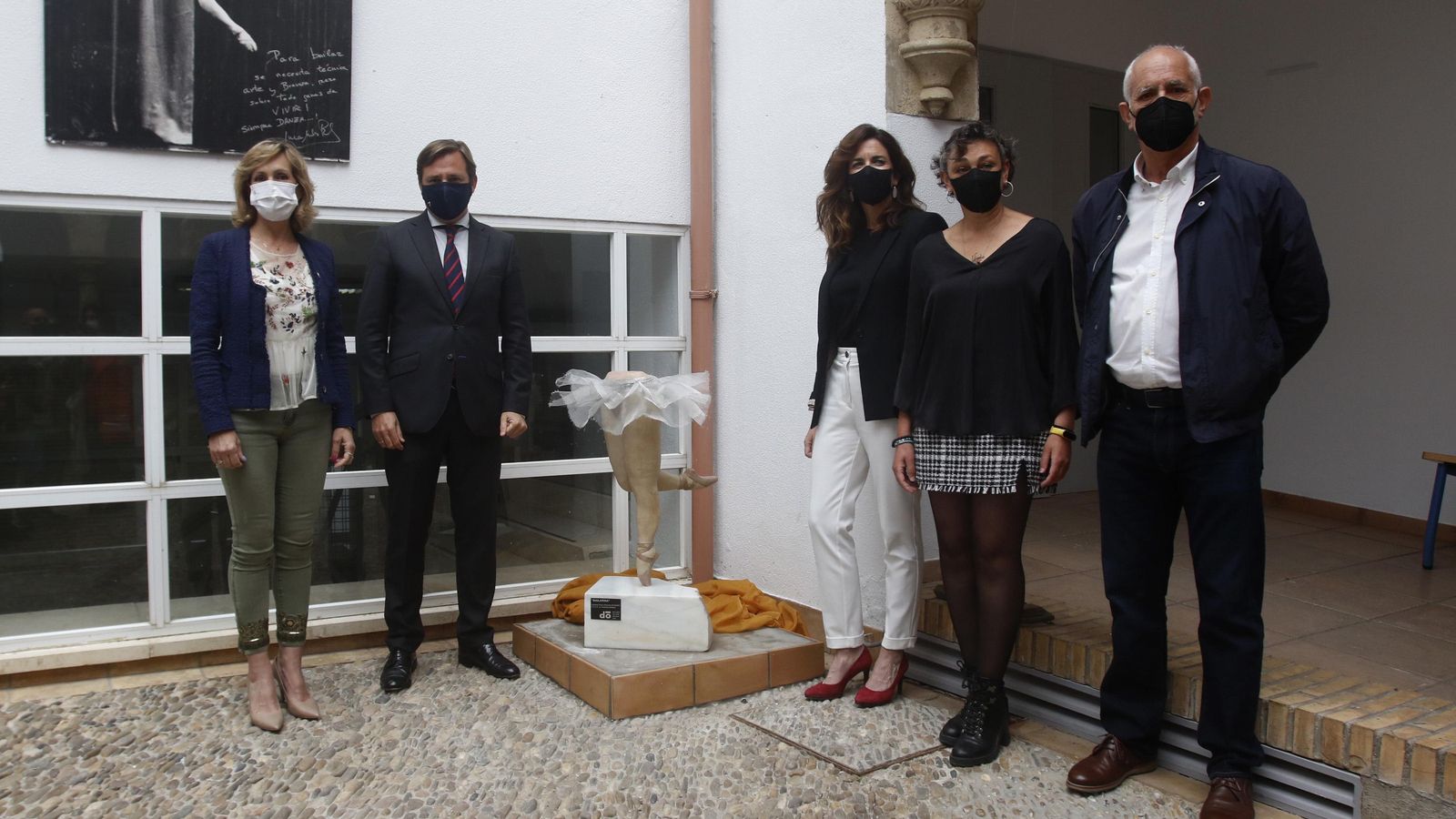 Entrega de la escultura de danza al Conservatorio Luis Del Río.