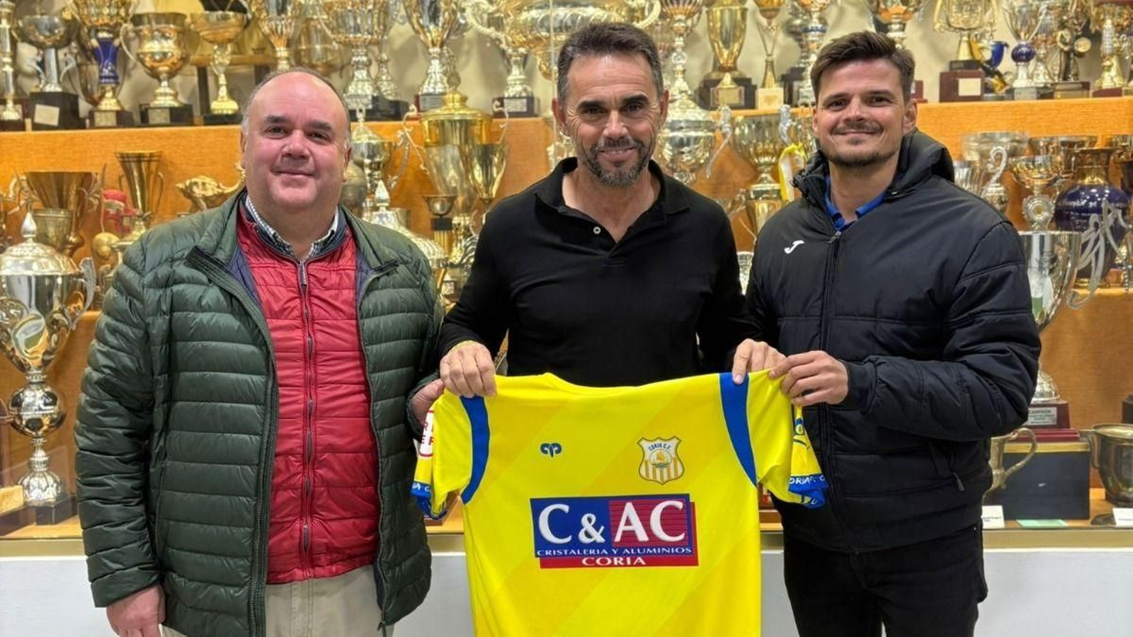 Dani Arroyo, con la camiseta, en su presentació como entrenador del Coria