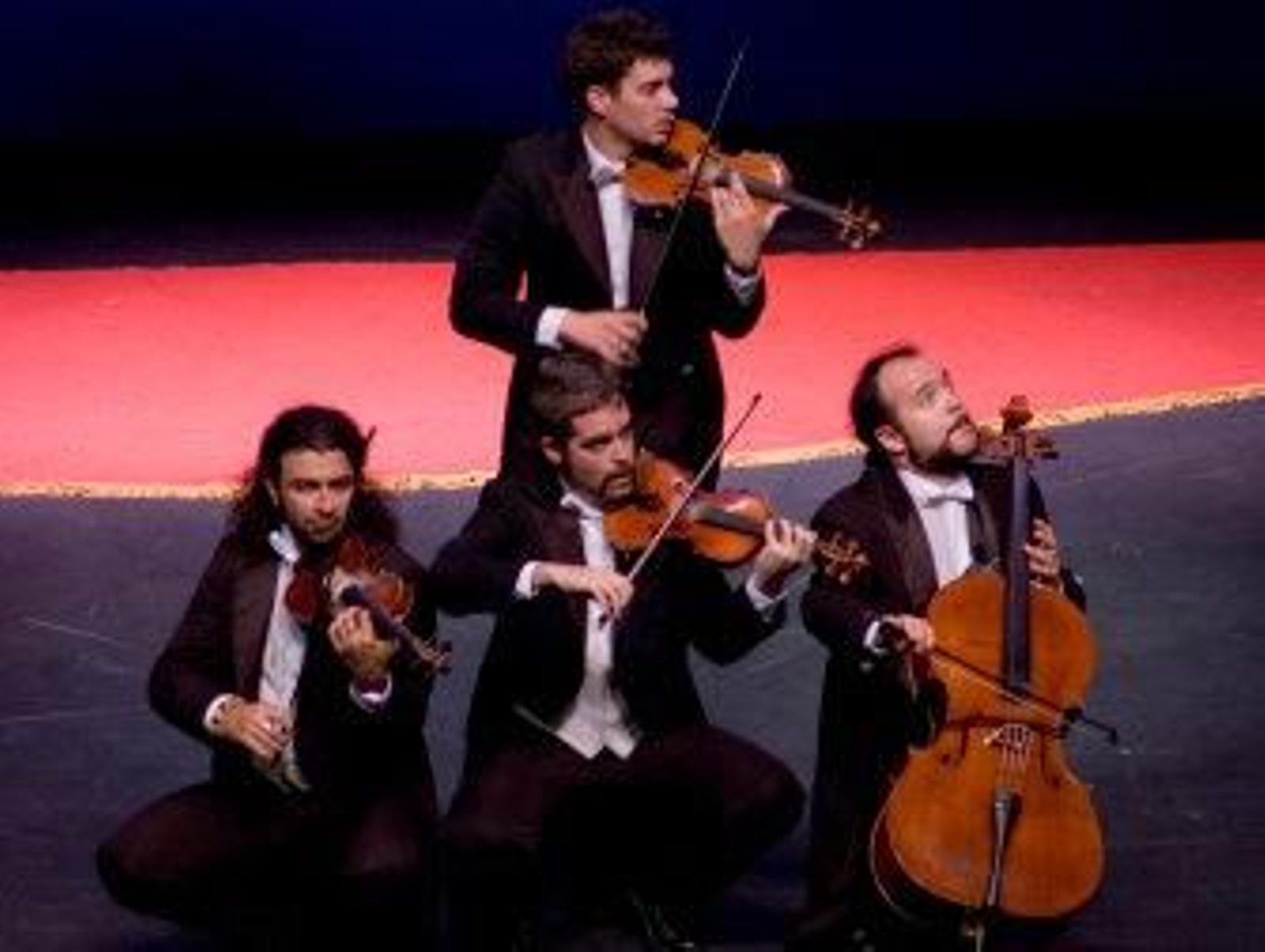 Los acordes de un violín eléctrico suenan al más puro estilo rockero