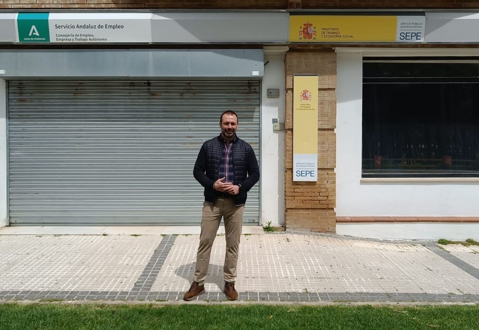 Francisco Belaustegui, ante las oficinas del SEPE en El Puerto.