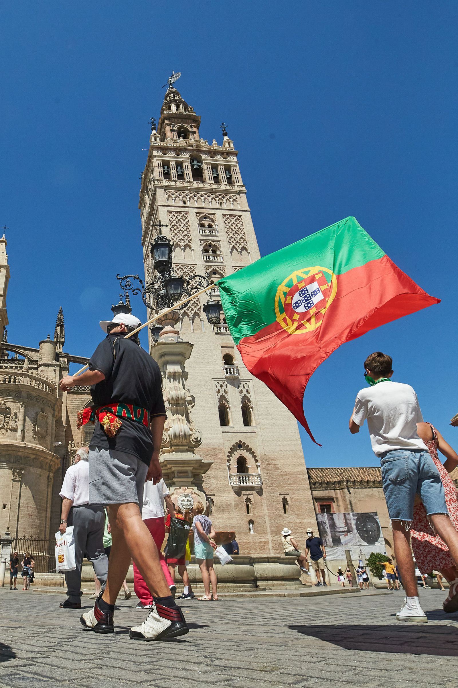 Imágenes de la convivencia entre belgas y portugueses por las calles de Sevilla.