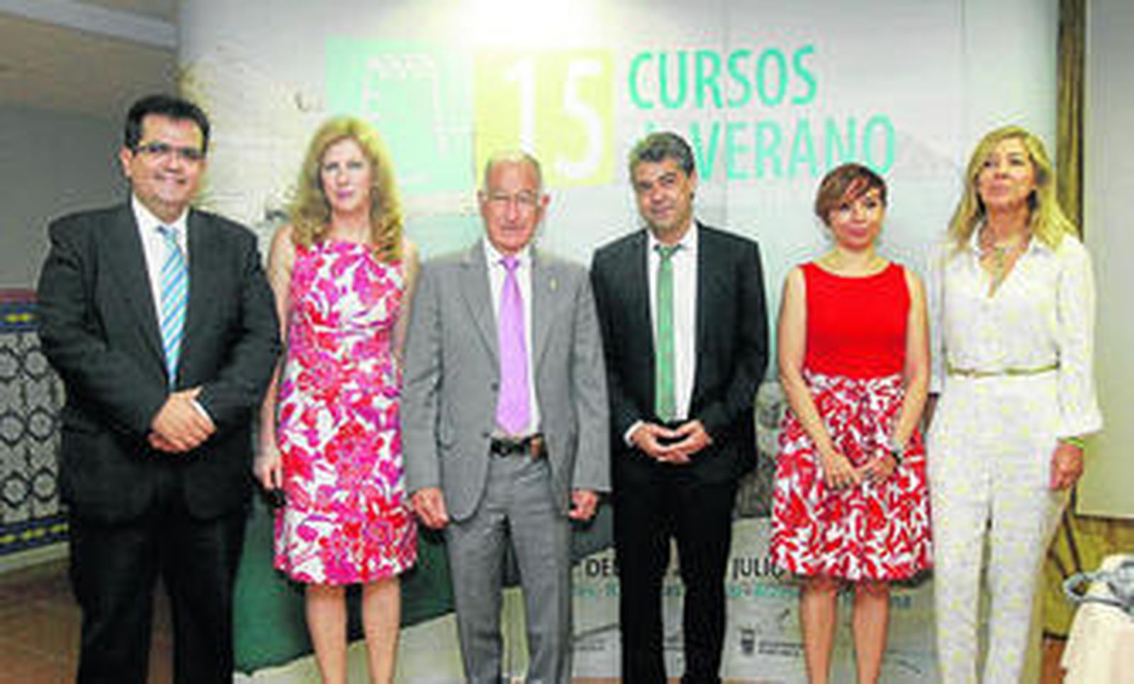 La mesa que ha presidido el acto inaugural de los cursos de verano, al completo.