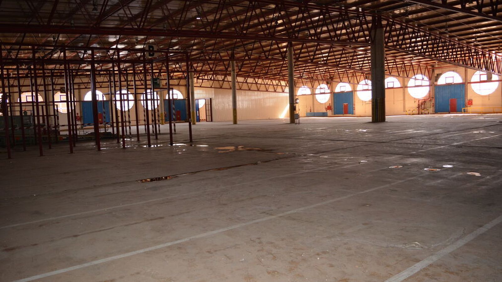 Una de las naves del complejo de Altadis en la Zona Franca de Cádiz.