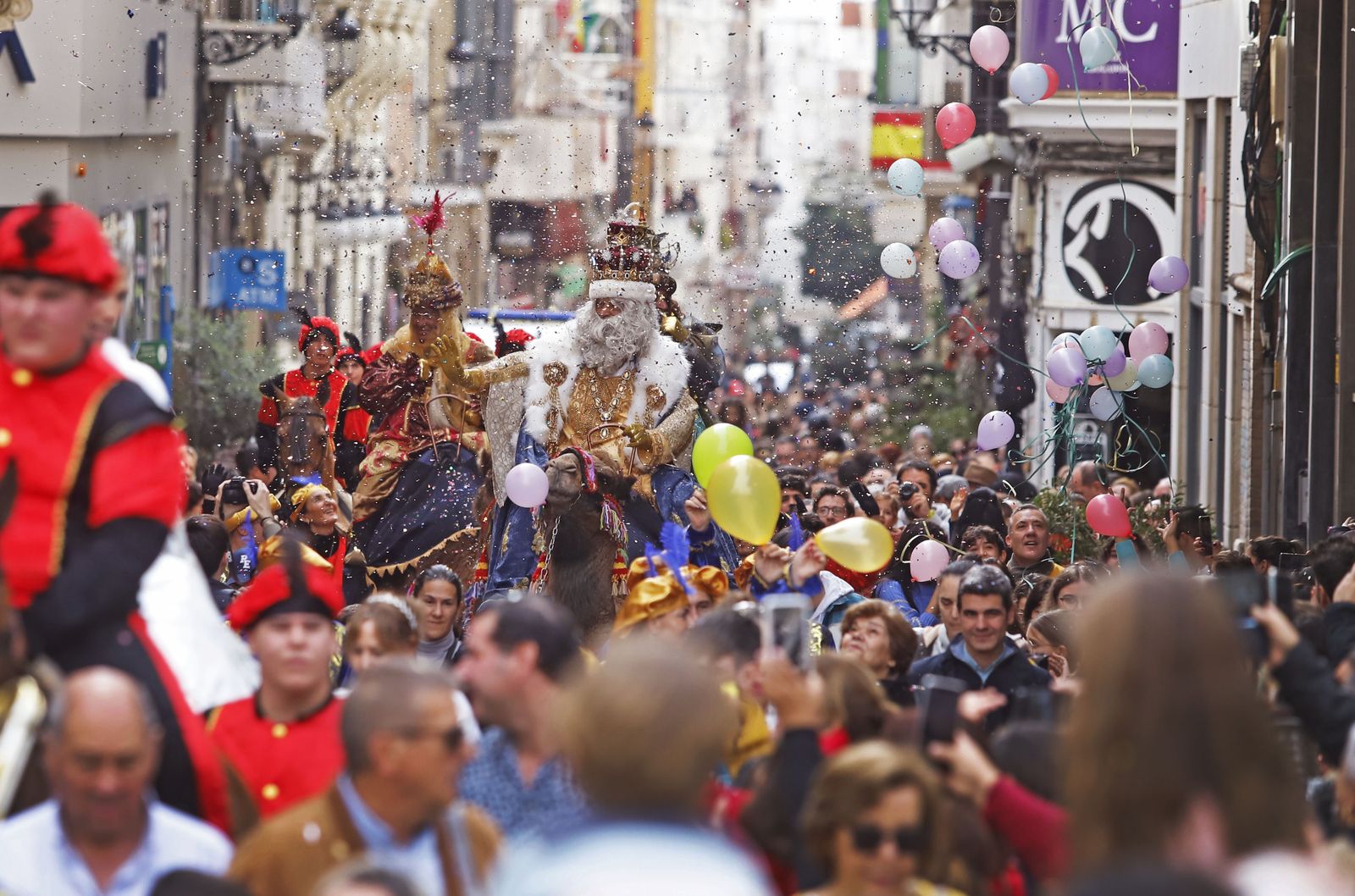 Imágenes de la mágica llegada de los Reyes Magos y la Estrella de la Ilusión a Huelva en barco