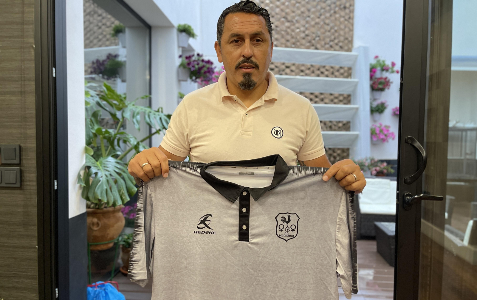 Ariel Montenegro posa con la camiseta del Pozoalbense.