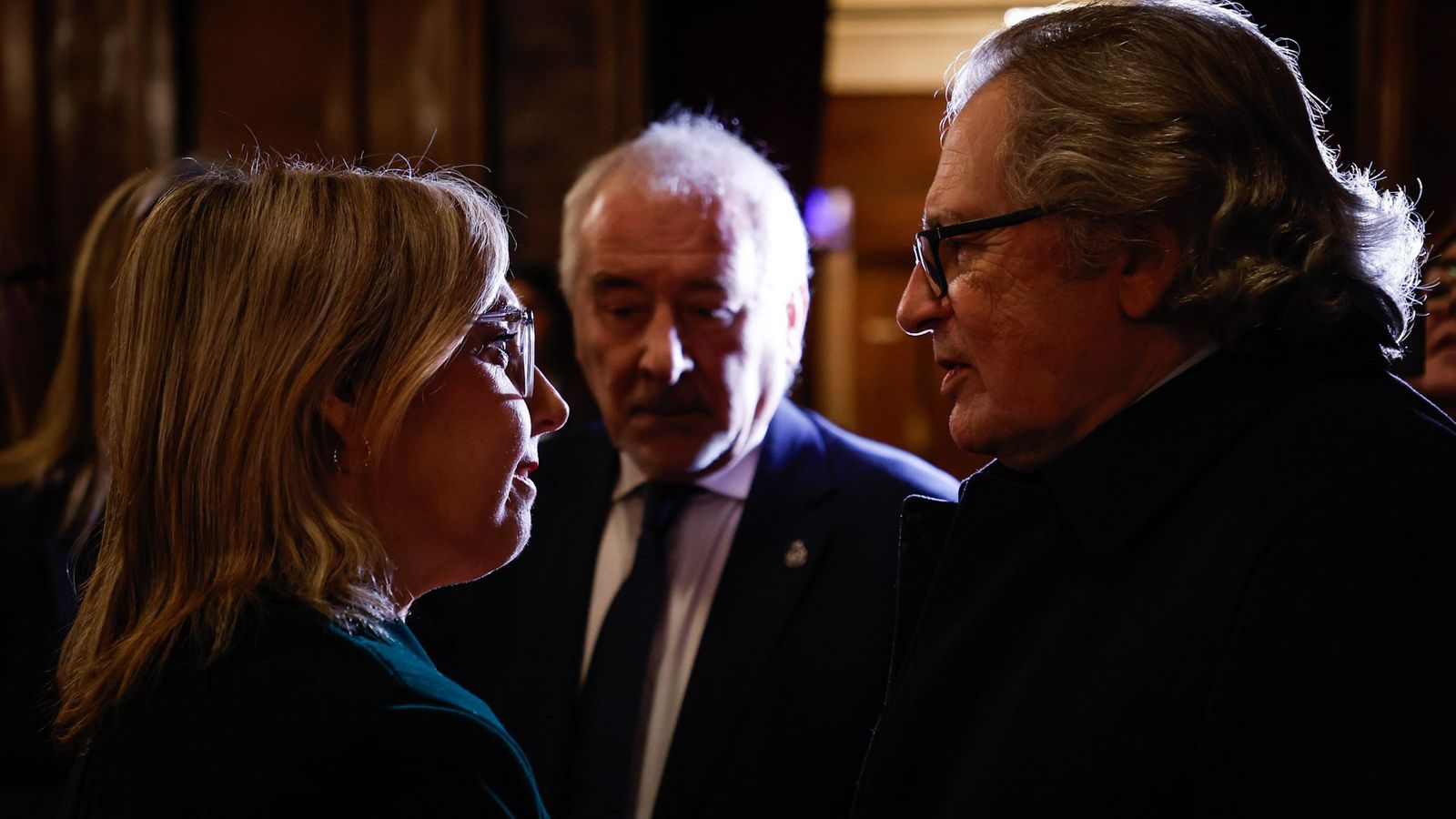 La pregonera de la Semana Santa de Granada 2025, María del Carmen Sánchez (izquda.), el presidente de la Real Federación de Cofradías, Armando Ortiz (centro) y el pregonero de la Semana Santa de Granada 2026, Tito Ortiz (dcha.)