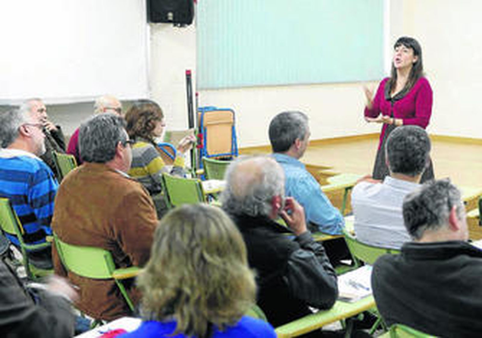Nadia Campós, coordinadora del proyecto del IBV, durante su explicación a los profesores en el IES Llanes.