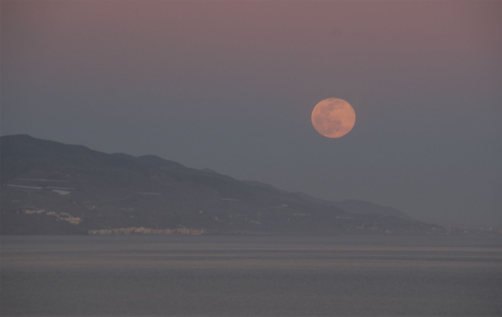 ¿Sabes dónde ver la Superluna de agosto en Granada?