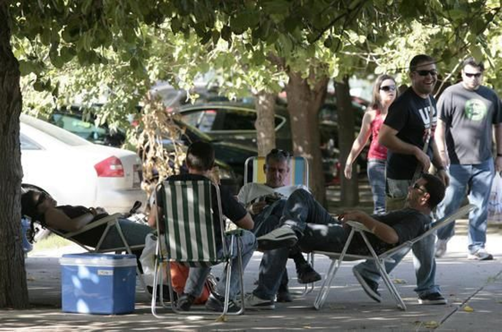 Los fans de U2 llegan a Sevilla.

Foto: Juan Carlos Muñoz