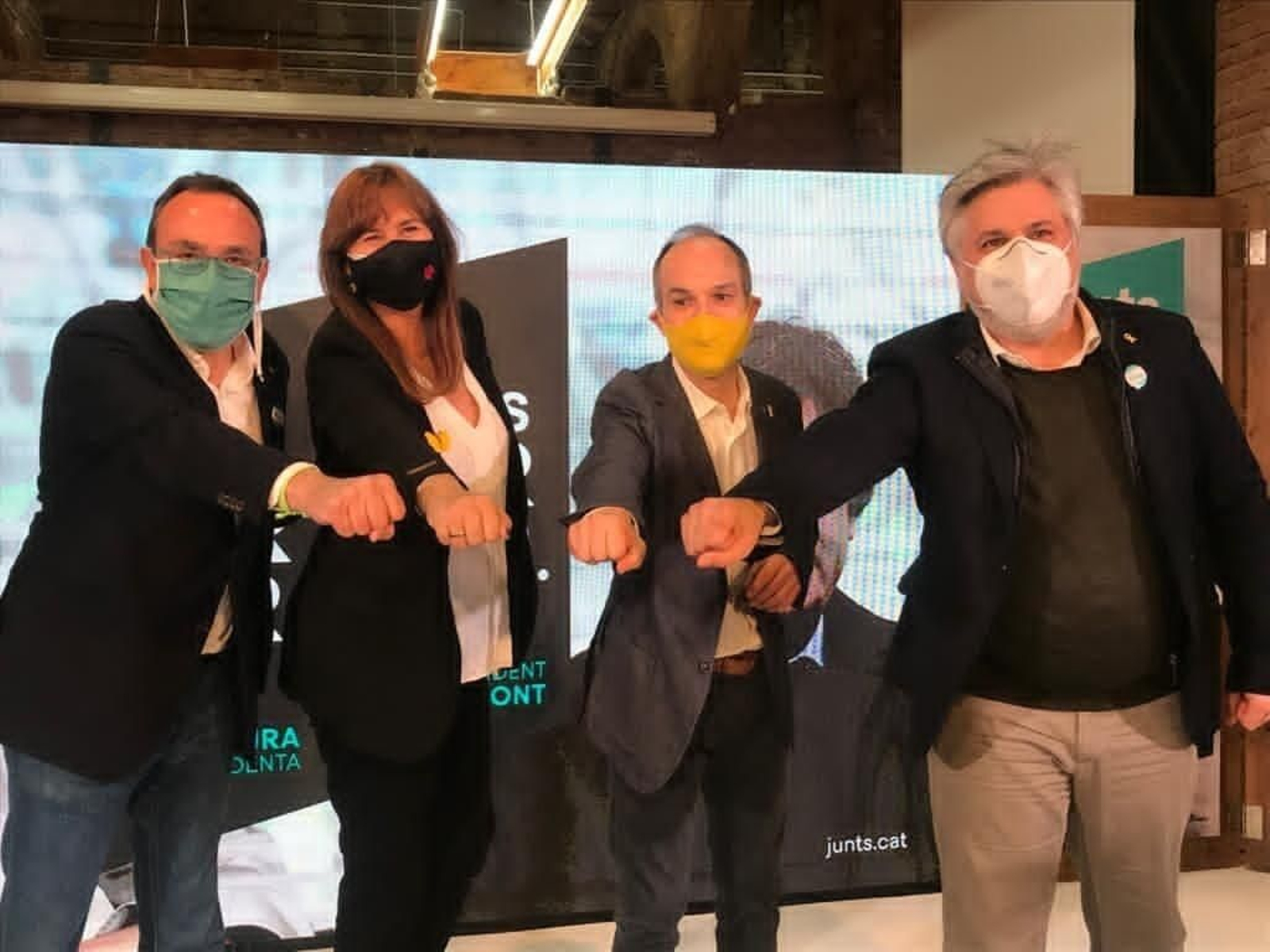 La candidata de JxCat a las elecciones, Laura Borràs, con Turull y Rull junto con el candidato por Tarragona