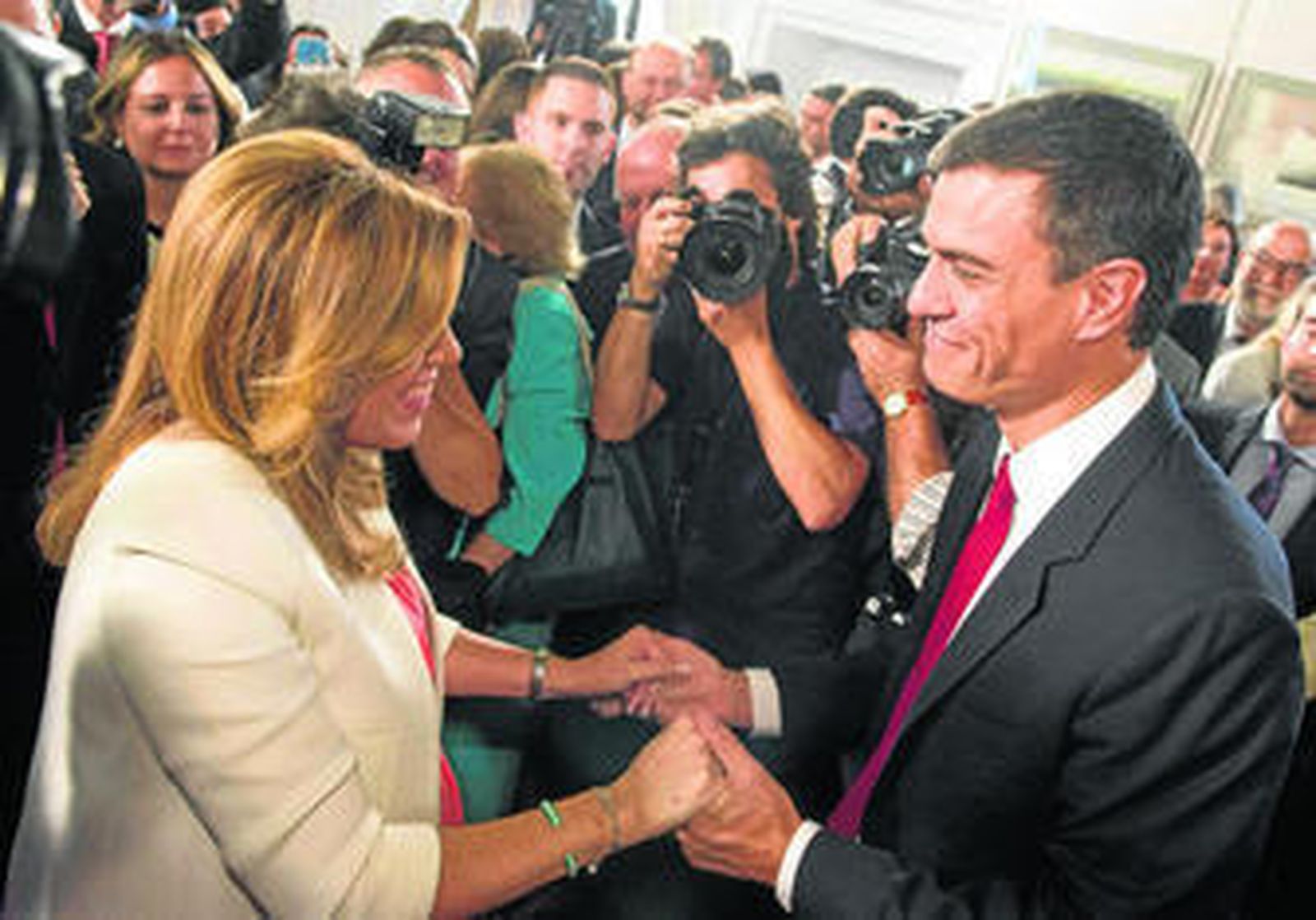 Susana Díaz recibe la felicitación de Pedro Sánchez el día de su investidura como presidenta de la Junta.