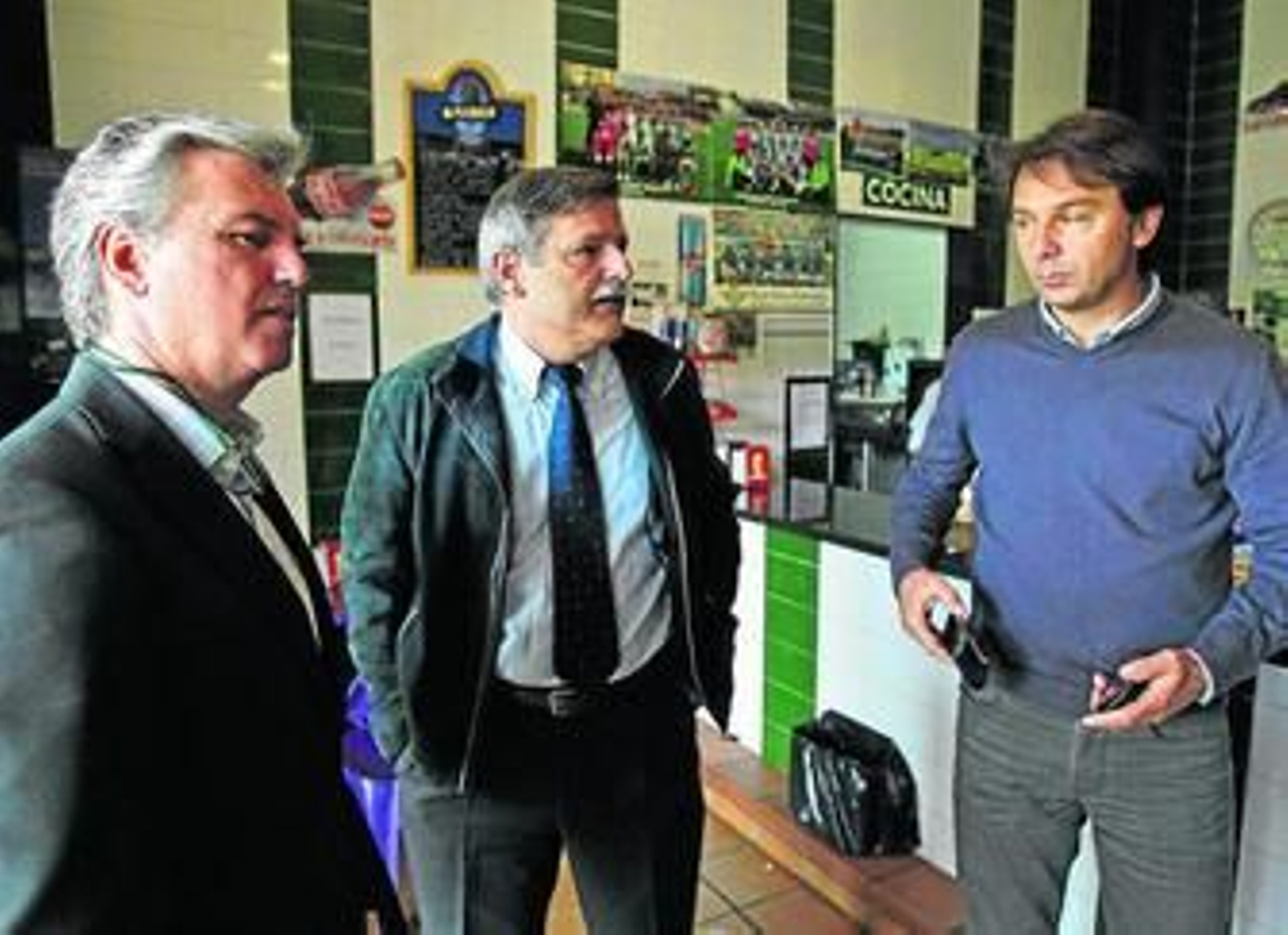 Miguel Guillén, José Antonio Bosch y Vlada Stosic, en la cafetería de la ciudad deportiva.
