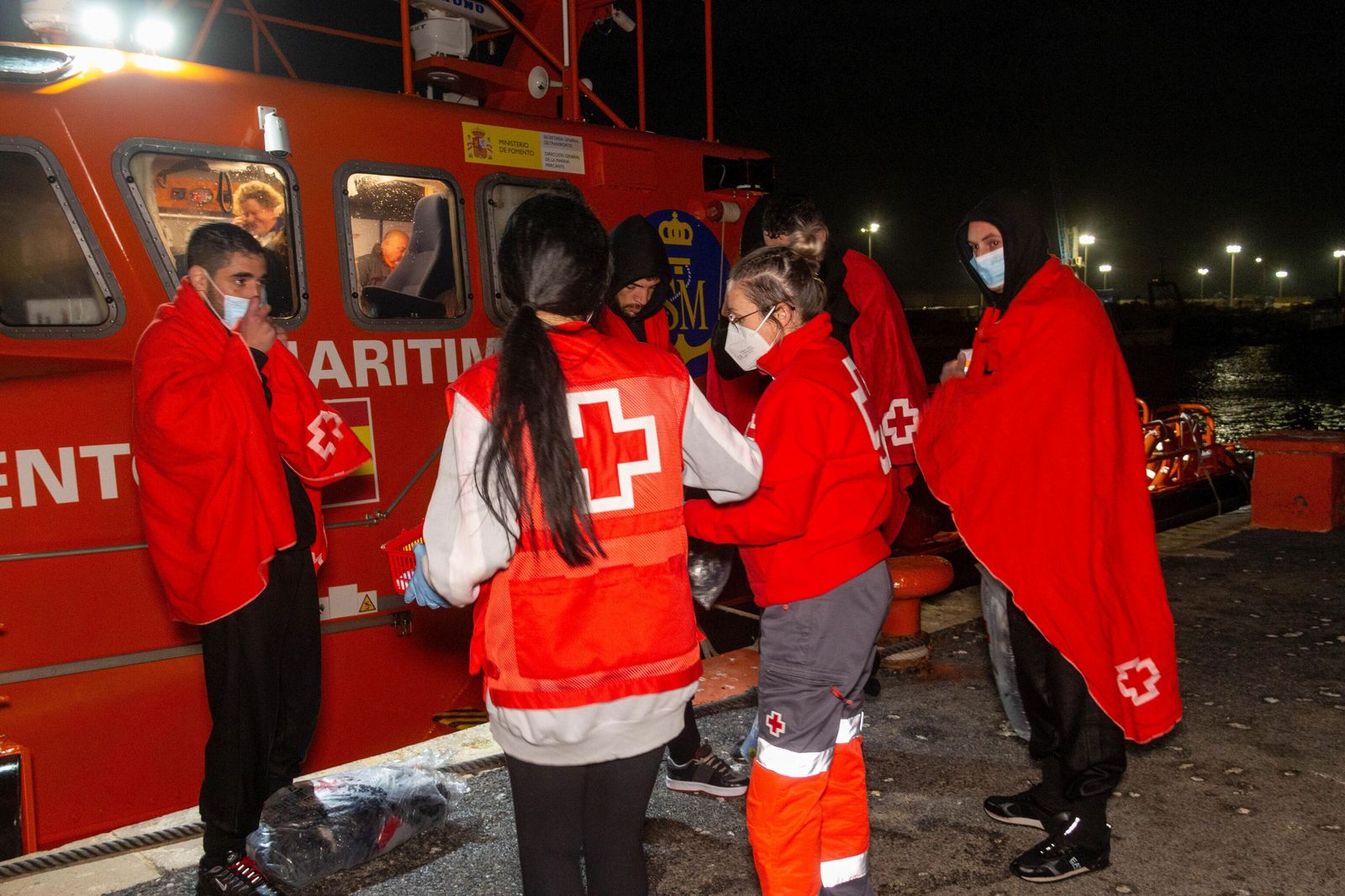 Trasladan a Motril a 31 inmigrantes que alcanzaron la isla de Alborán