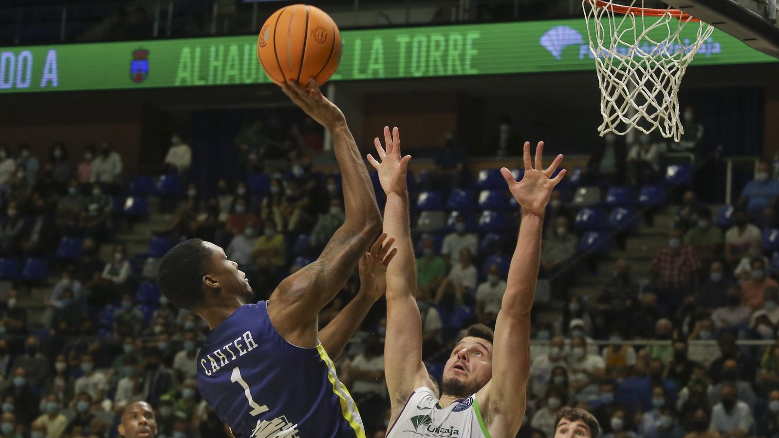 Tyson Carter anota ante Jonathan Barreiro