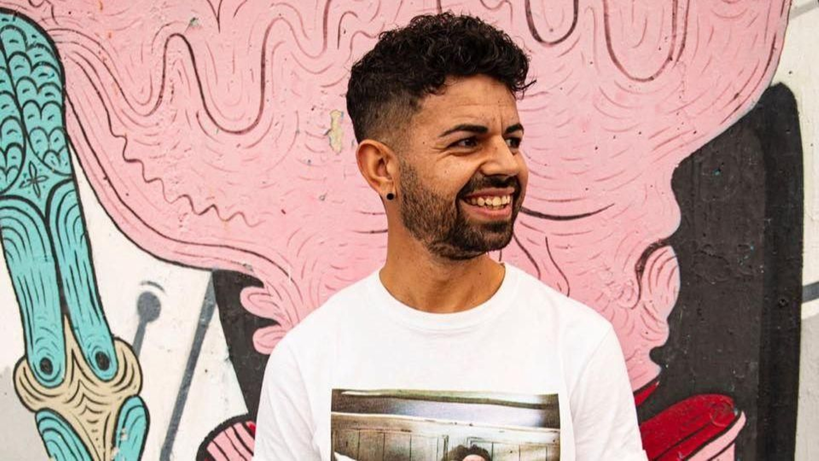 Miguel, natural de Villargordo, posa para sus redes sociales