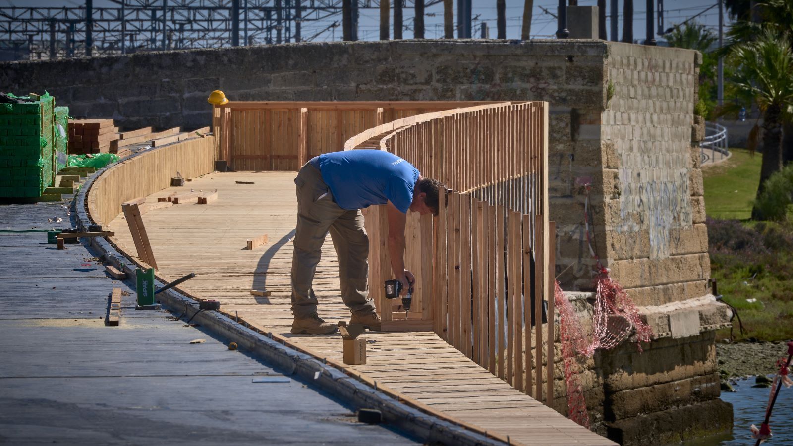 Una imagen de las obras del paseo fluvial junto al antiguo puente de San Alejandro.
