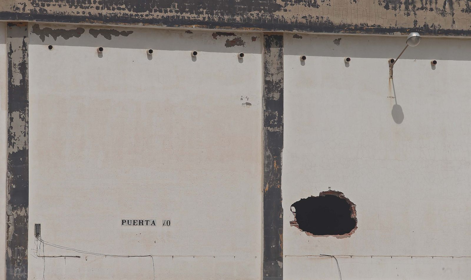 El derribo de la preferencia del estadio municipal de La Línea, en imágenes