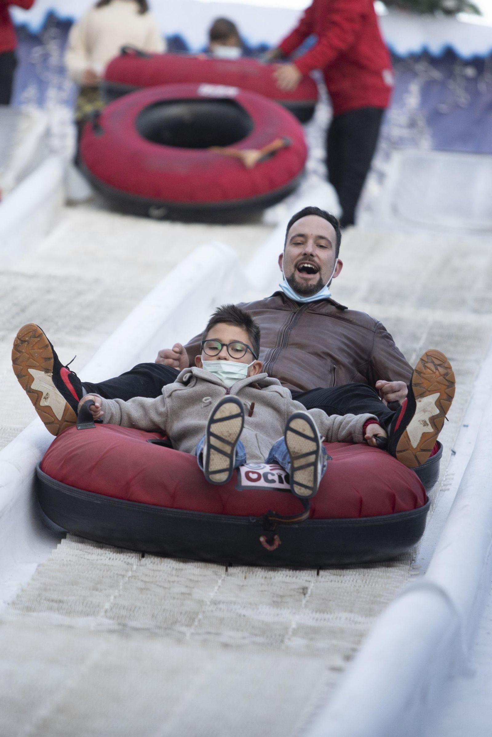 Multitud de visitantes y ambiente navideño en Granada durante el puente, en imágenes