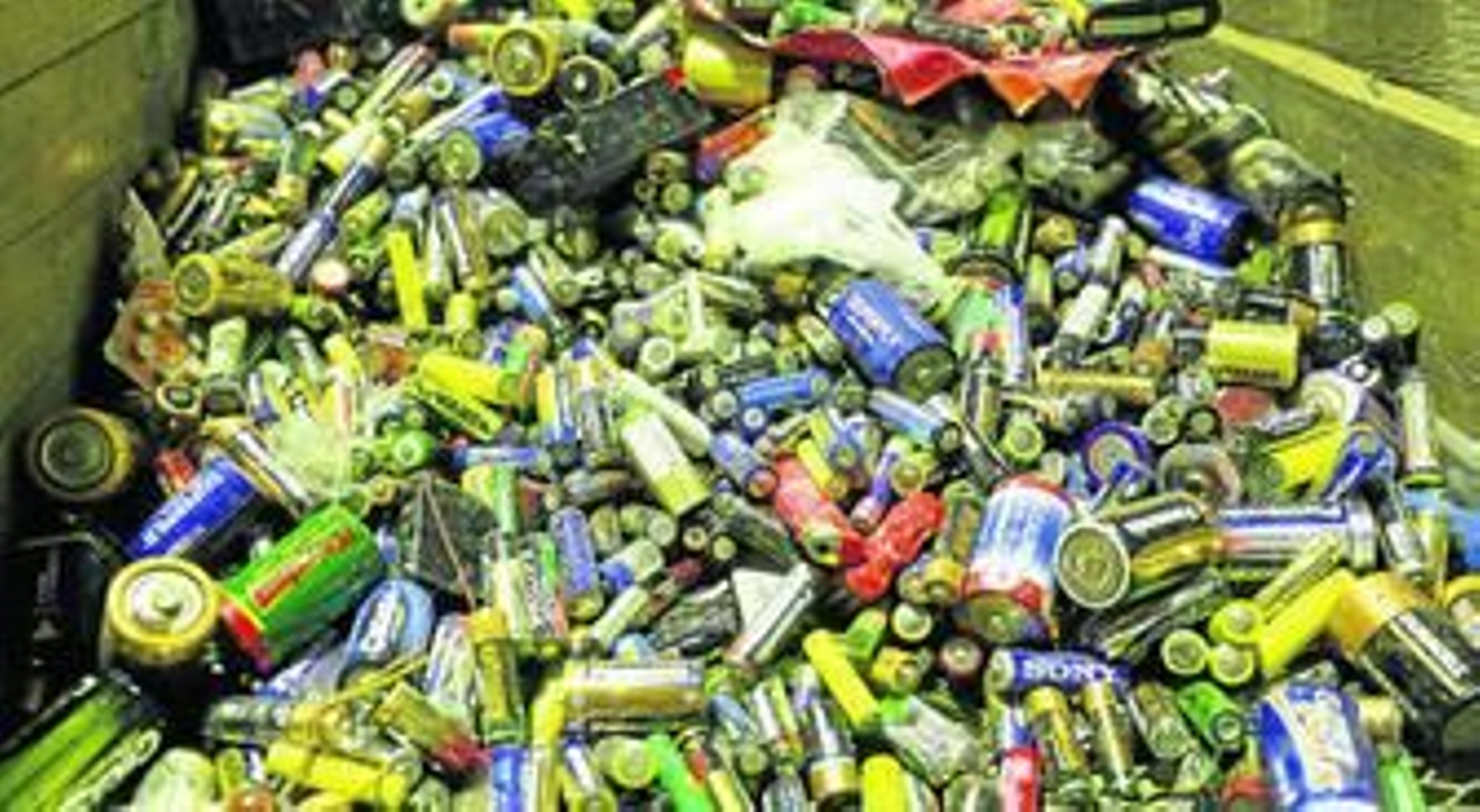 Pilas acumuladas para su tratamiento en la planta de reciclaje Ecopiba, ubicada en el polígono Santa Cruz de Málaga capital.