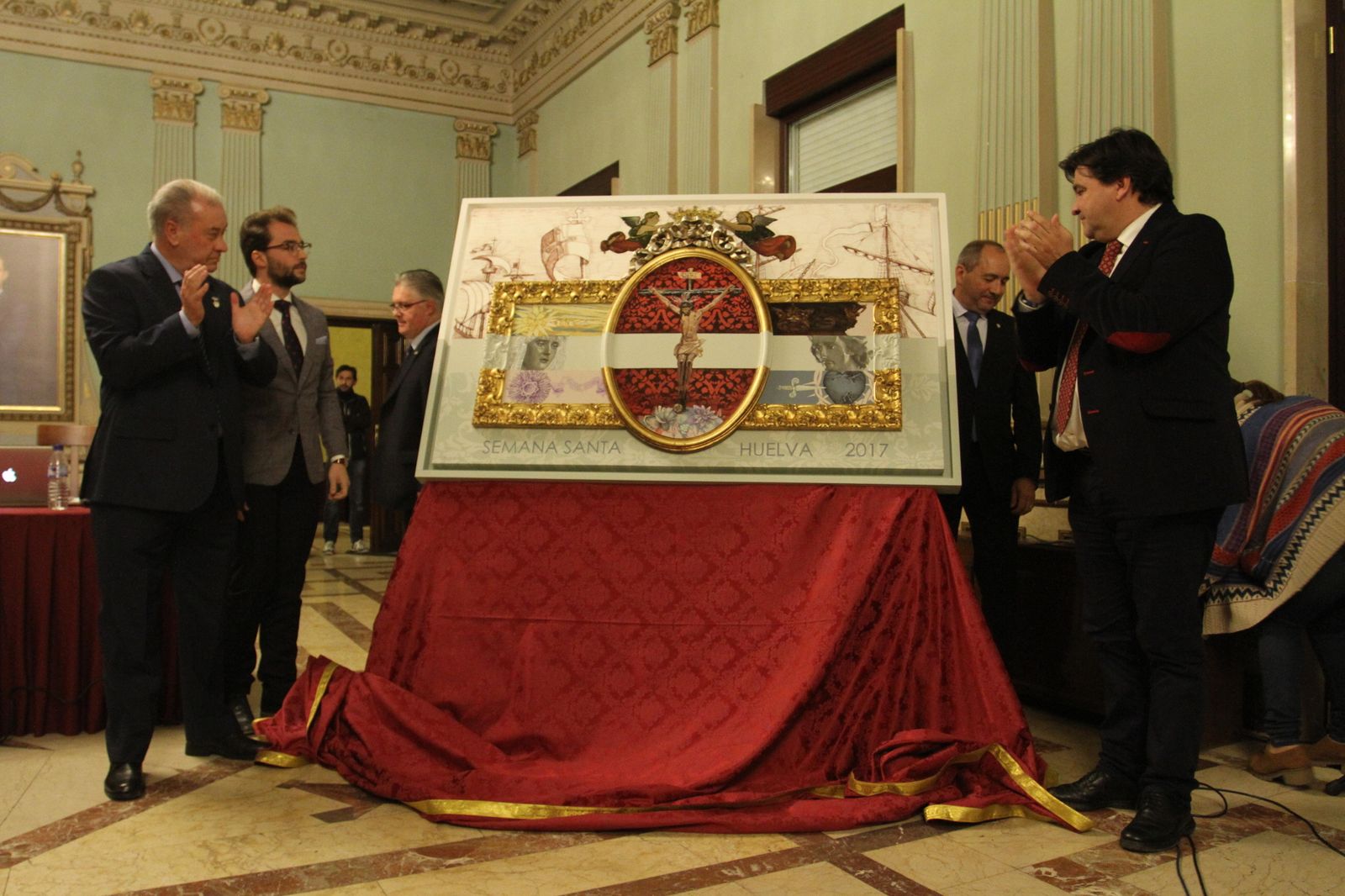 El cartel anunciador flanqueado por Gabriel Cruz, Rafael Laureano y Antonio González.