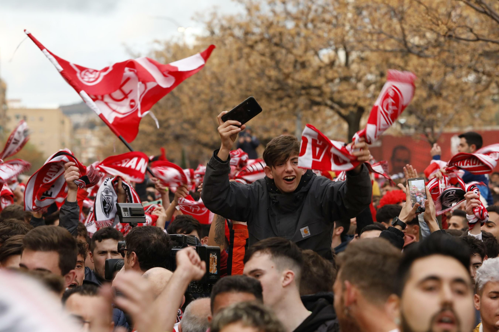 Apoteósico recibimiento a la plantilla del Granada