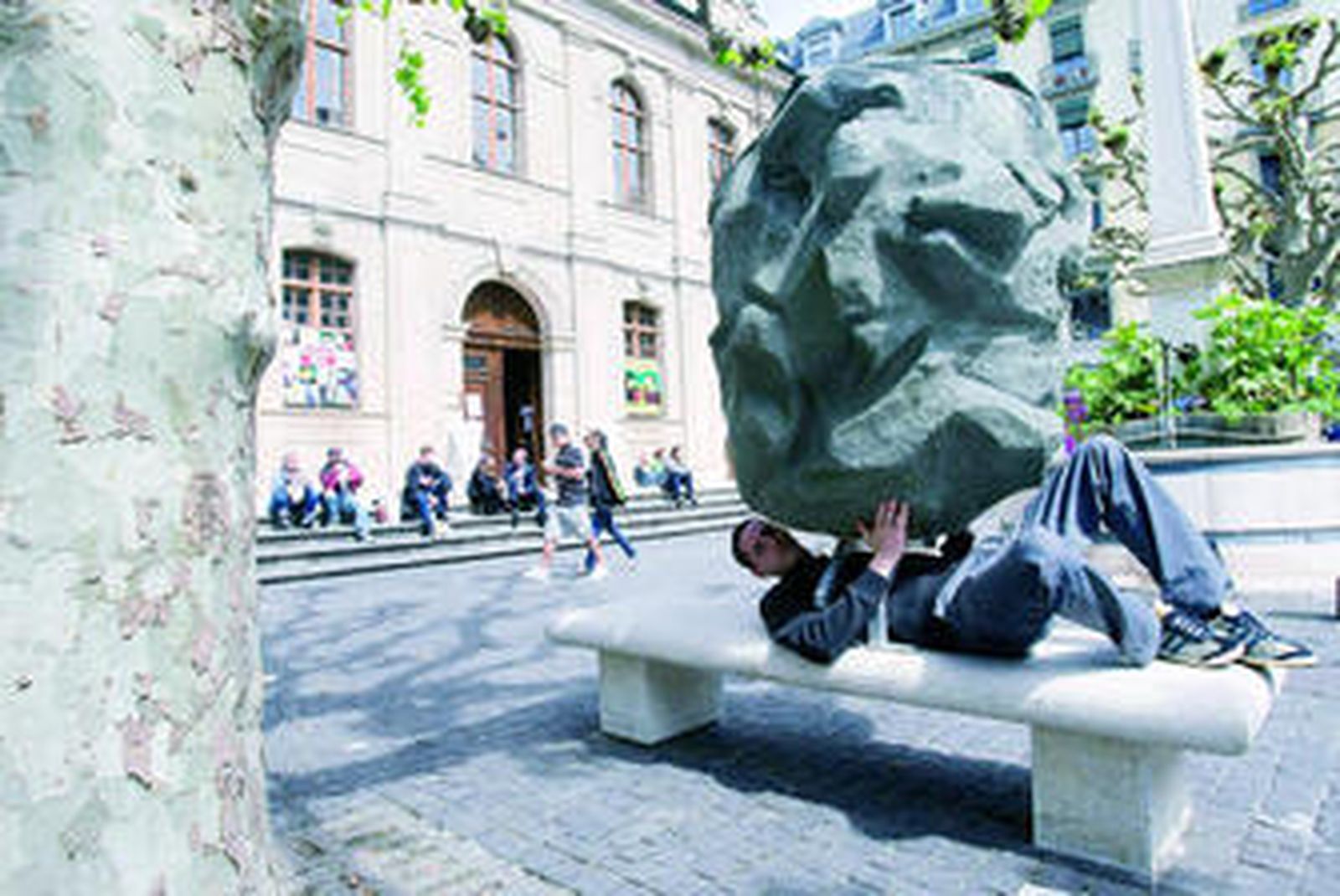 Alegoría artística sobre el  ahogo y el asma, presentada en Ginebra, Suiza, con motivo del Día Mundial.